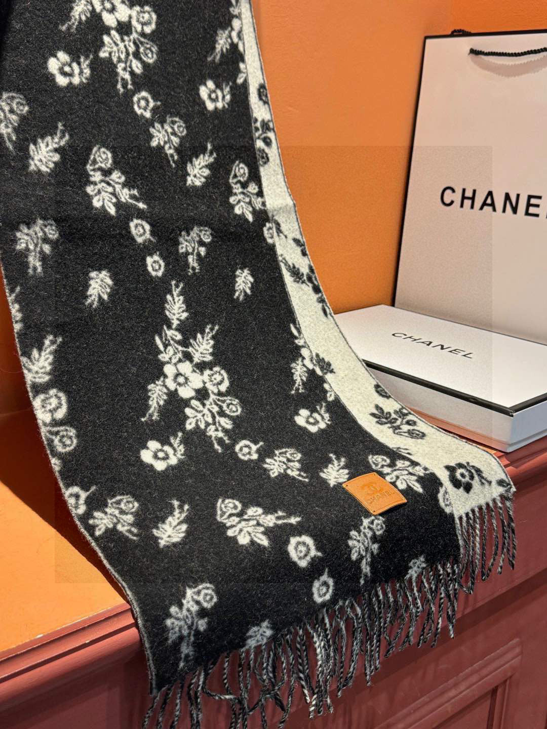   香奈儿 。代工厂臻选上乘的超细羊绒纤维 进行纯手工精梳处理 耗时耗力 再以清泉水浸泡涤荡 使羊绒纤维