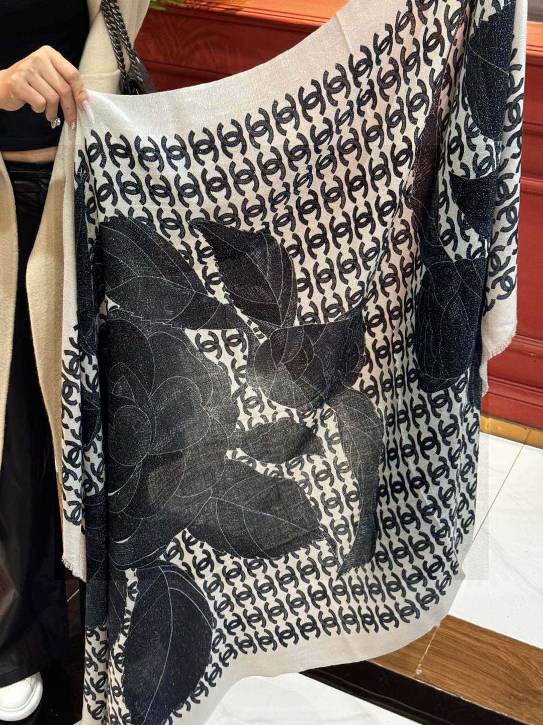  上新🌟  会发光发亮的围巾 💄💋新款客供银线💖羊绒面料长巾 😘美翻了流泪【银线双C图案】御用殿堂级极‼