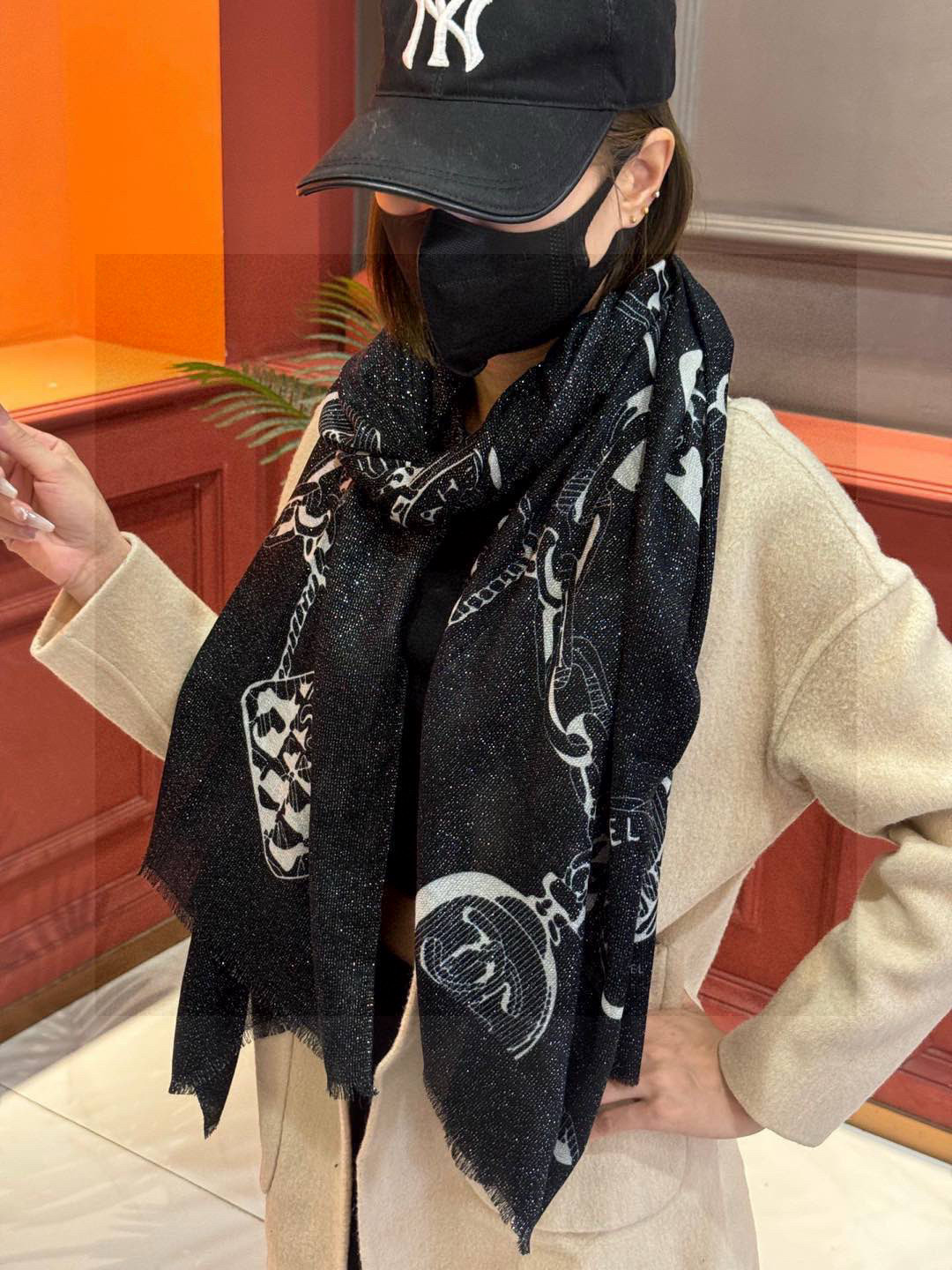  上新🌟 会发光发亮的围巾 💄💋新款客供银线💖羊绒面料长巾 😘美翻了流泪【小香银线图标】，御用殿堂级极品