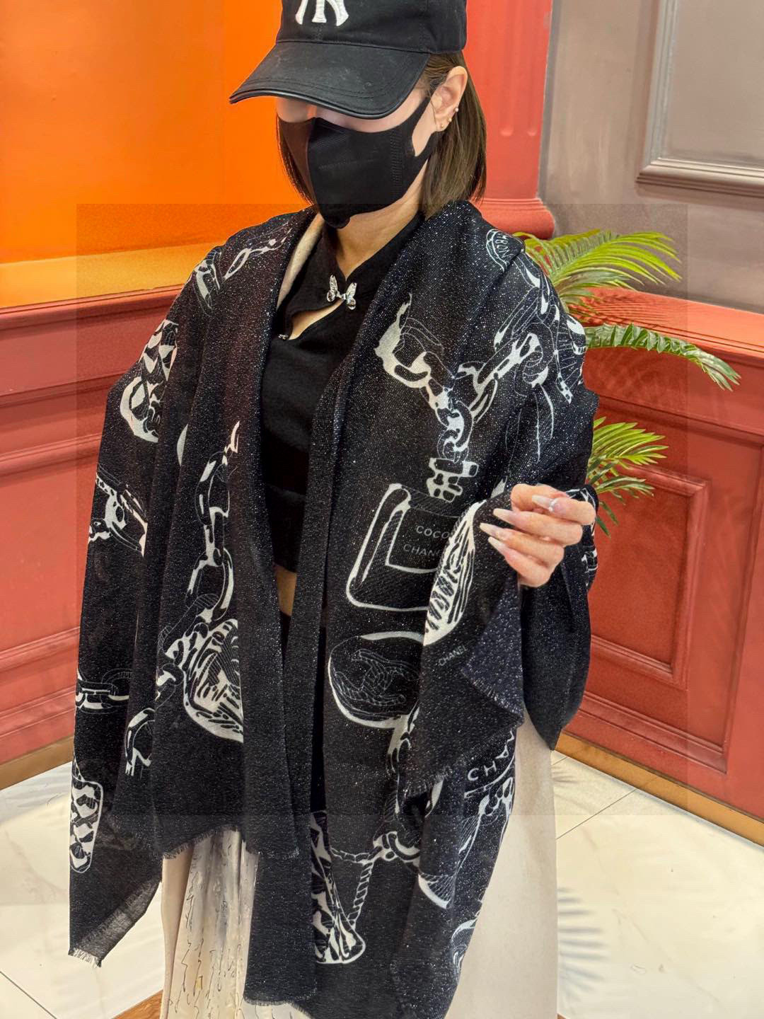  上新🌟 会发光发亮的围巾 💄💋新款客供银线💖羊绒面料长巾 😘美翻了流泪【小香银线图标】，御用殿堂级极品