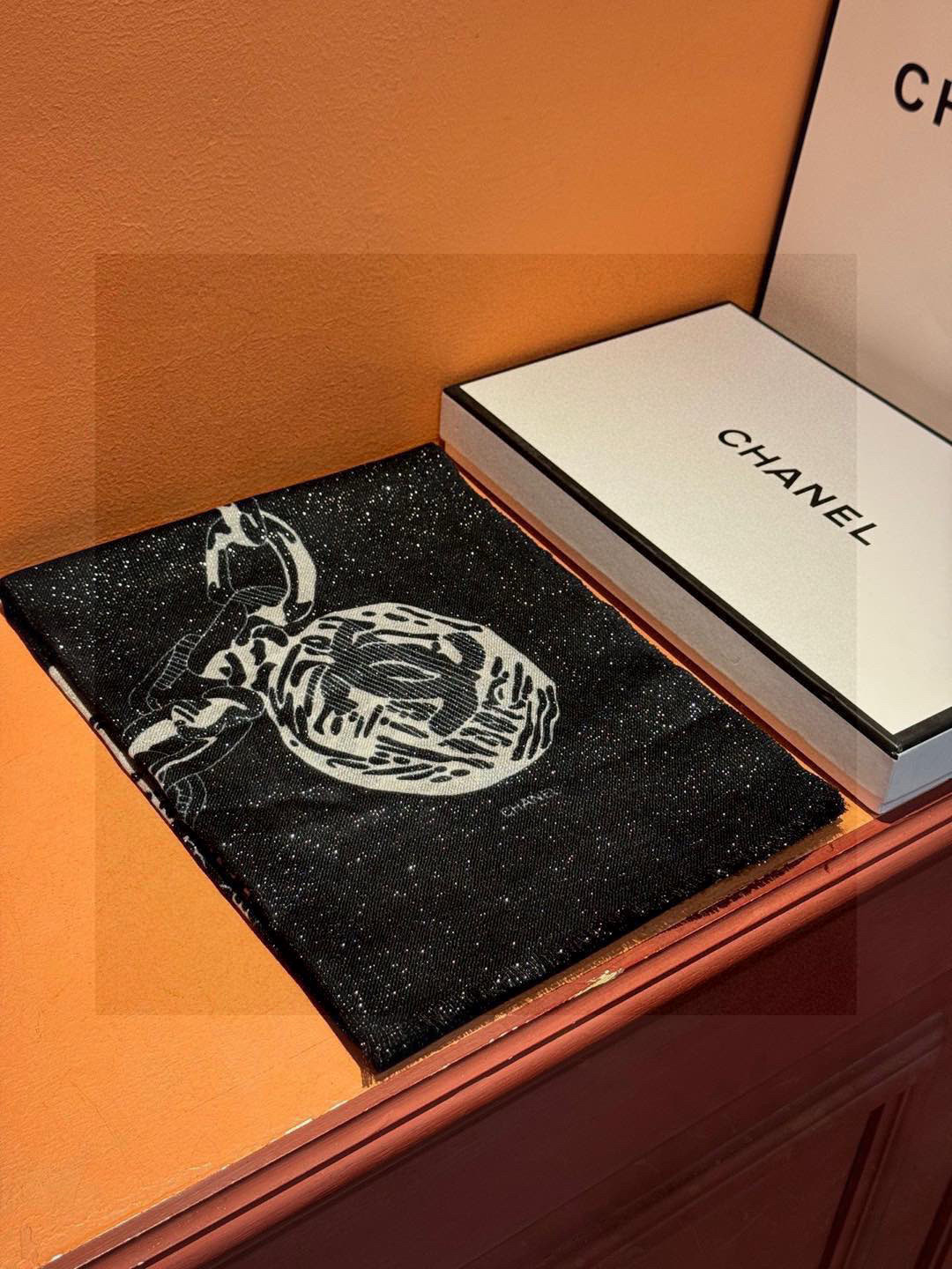  上新🌟 会发光发亮的围巾 💄💋新款客供银线💖羊绒面料长巾 😘美翻了流泪【小香银线图标】，御用殿堂级极品