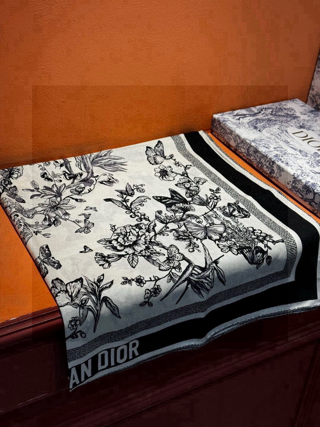 🌼🌼双面同色原单迪奥Mexico茹伊印花 方巾，方巾将蝴蝶和传统墨西哥花朵巧妙融合，突显绚烂缤纷的效果。