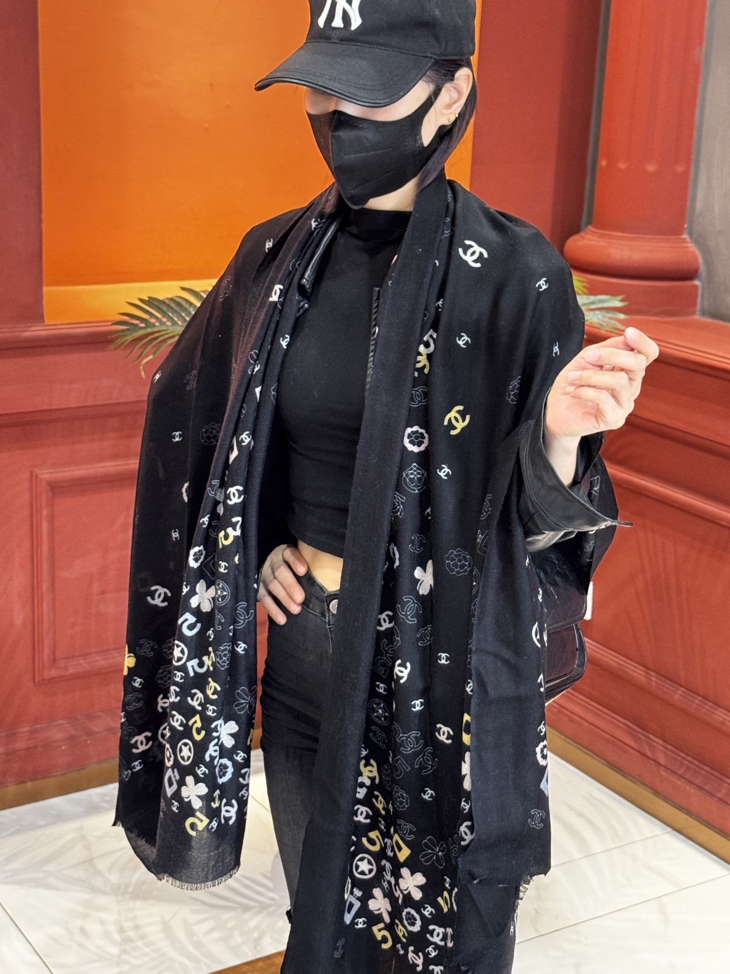  💟CHANEL香奈儿经典元素设计优雅大方，绕在颈间超级完美💋💋简直人间的尤物😍 专柜品质玫瑰长巾100