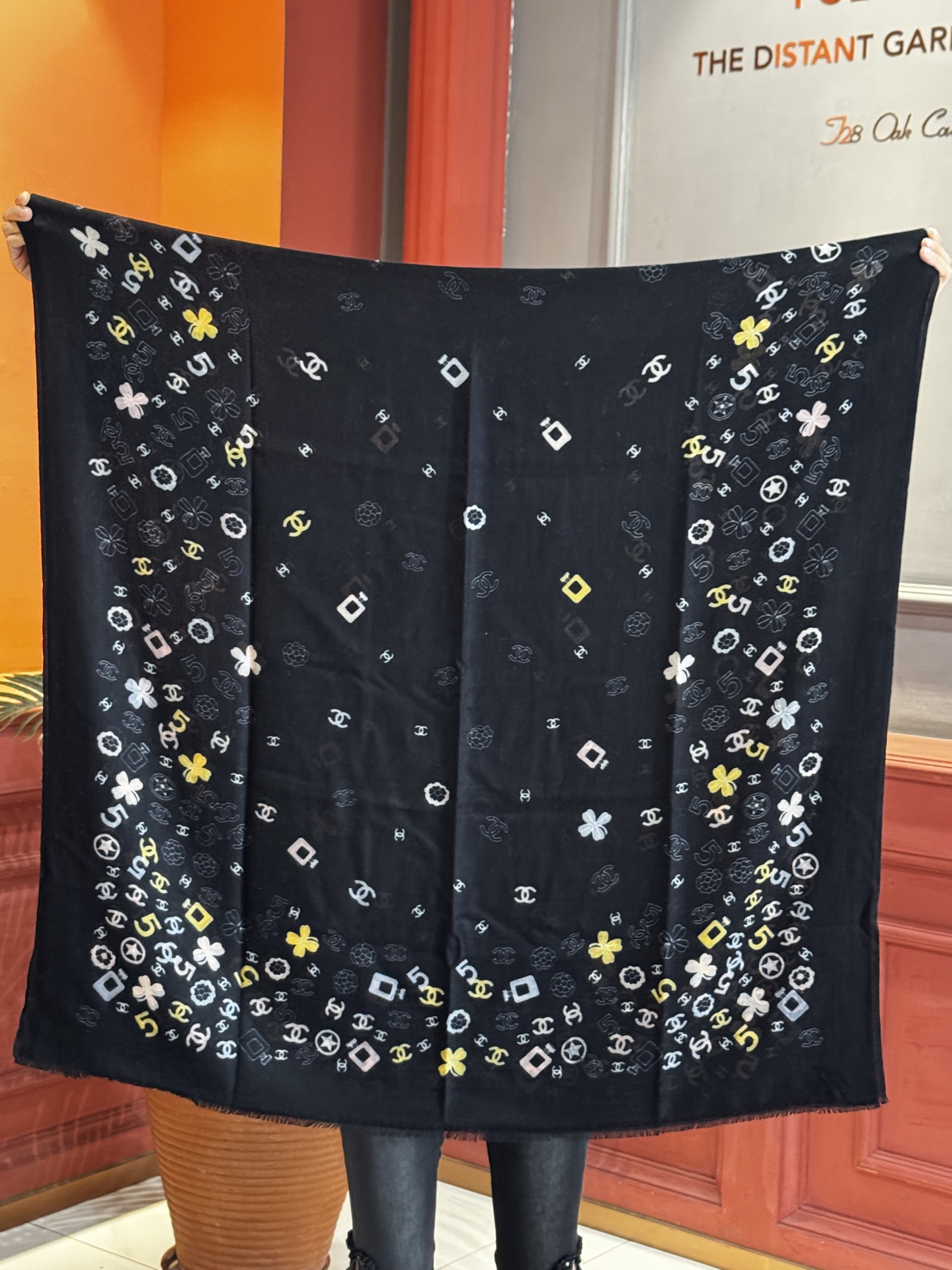  💟CHANEL香奈儿经典元素设计优雅大方，绕在颈间超级完美💋💋简直人间的尤物😍 专柜品质玫瑰长巾100