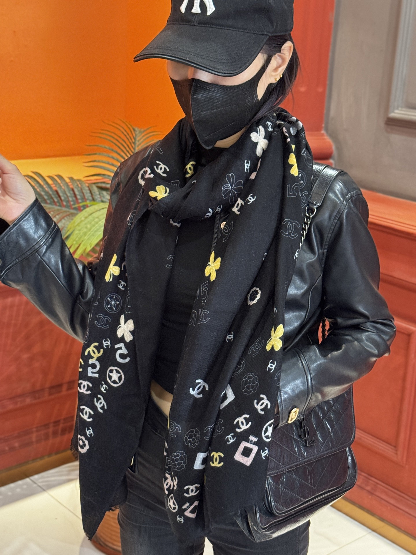  💟CHANEL香奈儿经典元素设计优雅大方，绕在颈间超级完美💋💋简直人间的尤物😍 专柜品质玫瑰长巾100