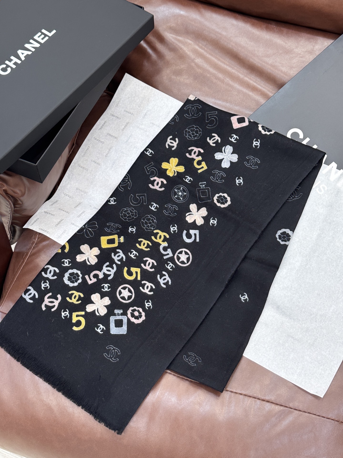  💟CHANEL香奈儿经典元素设计优雅大方，绕在颈间超级完美💋💋简直人间的尤物😍 专柜品质玫瑰长巾100