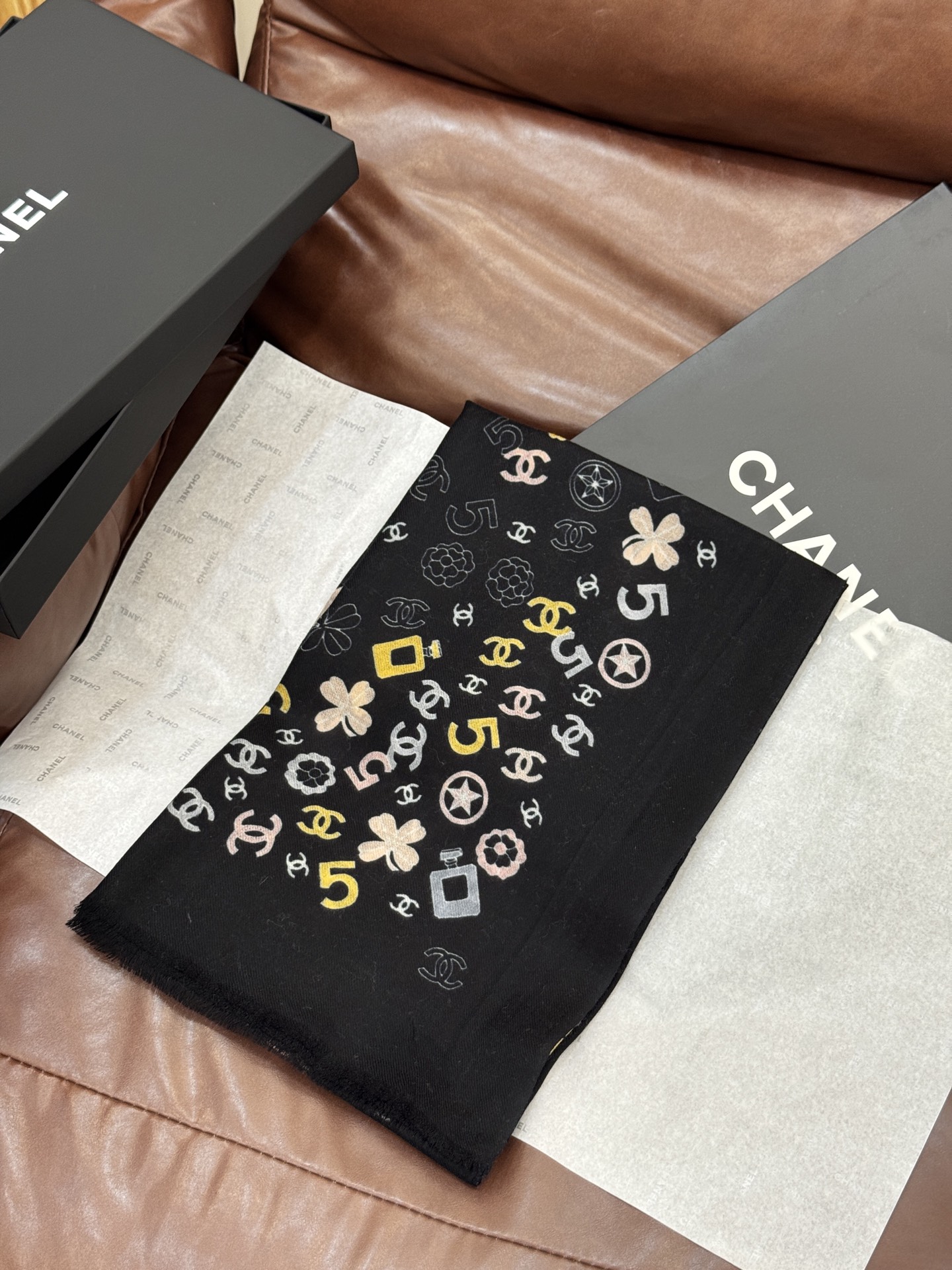  💟CHANEL香奈儿经典元素设计优雅大方，绕在颈间超级完美💋💋简直人间的尤物😍 专柜品质玫瑰长巾100