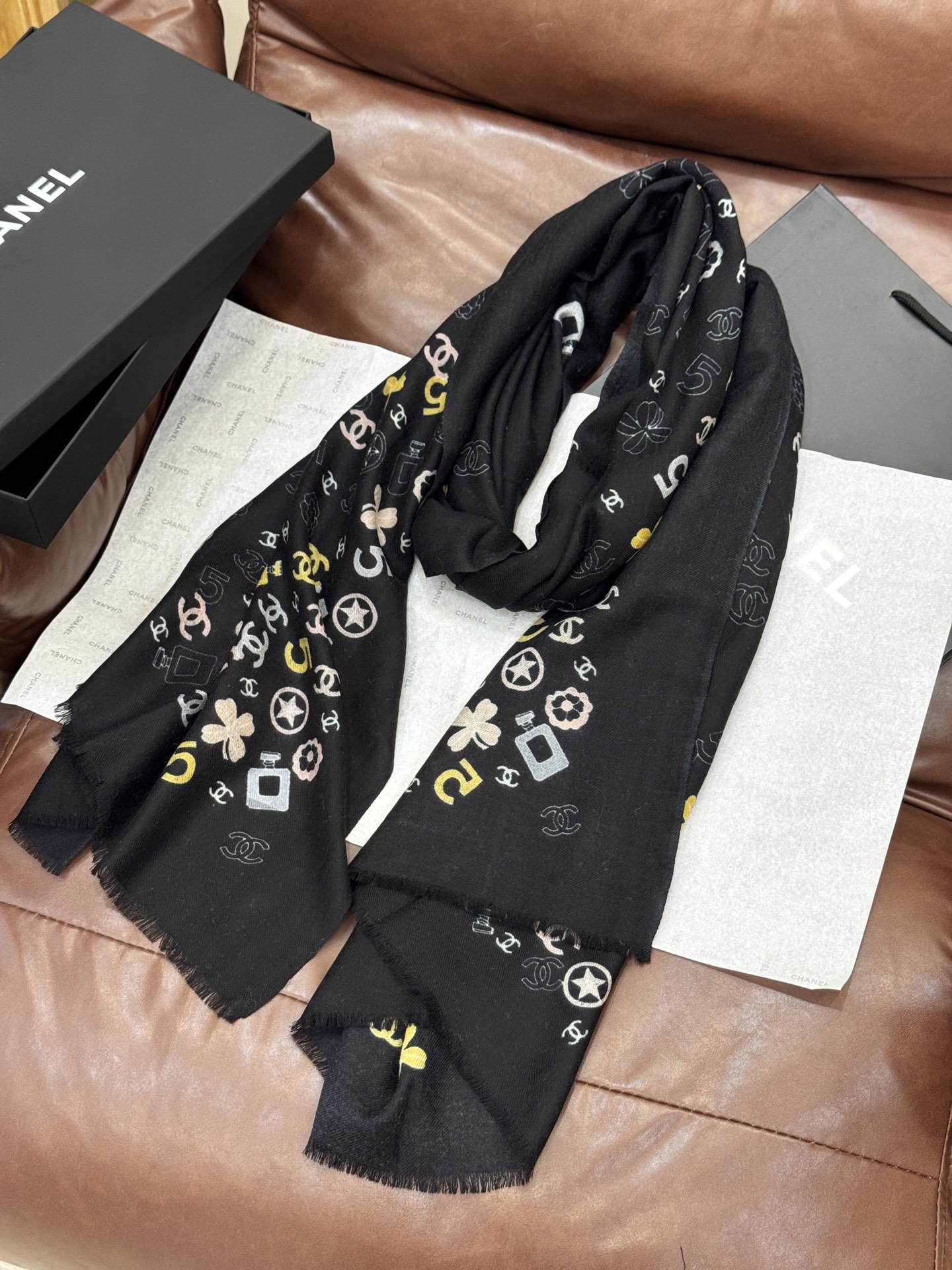  💟CHANEL香奈儿经典元素设计优雅大方，绕在颈间超级完美💋💋简直人间的尤物😍 专柜品质玫瑰长巾100