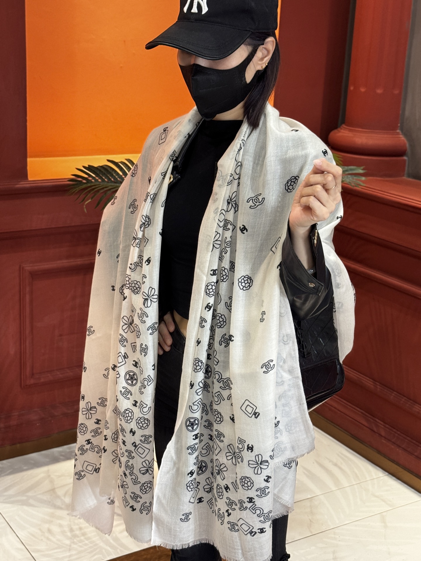  💟CHANEL香奈儿经典元素设计优雅大方，绕在颈间超级完美💋💋简直人间的尤物😍 专柜品质玫瑰长巾100