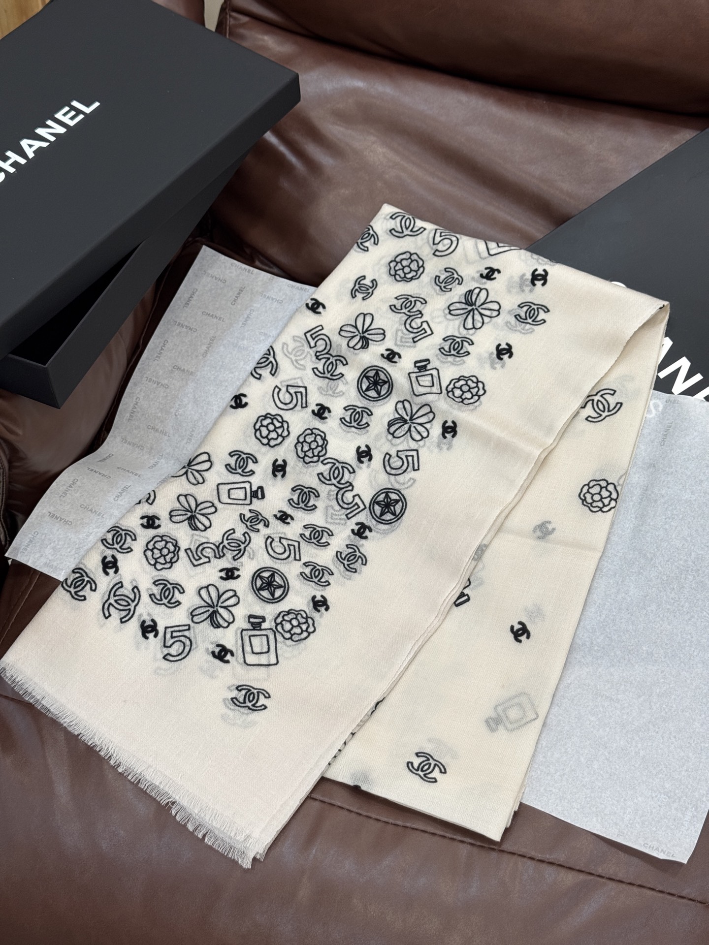  💟CHANEL香奈儿经典元素设计优雅大方，绕在颈间超级完美💋💋简直人间的尤物😍 专柜品质玫瑰长巾100