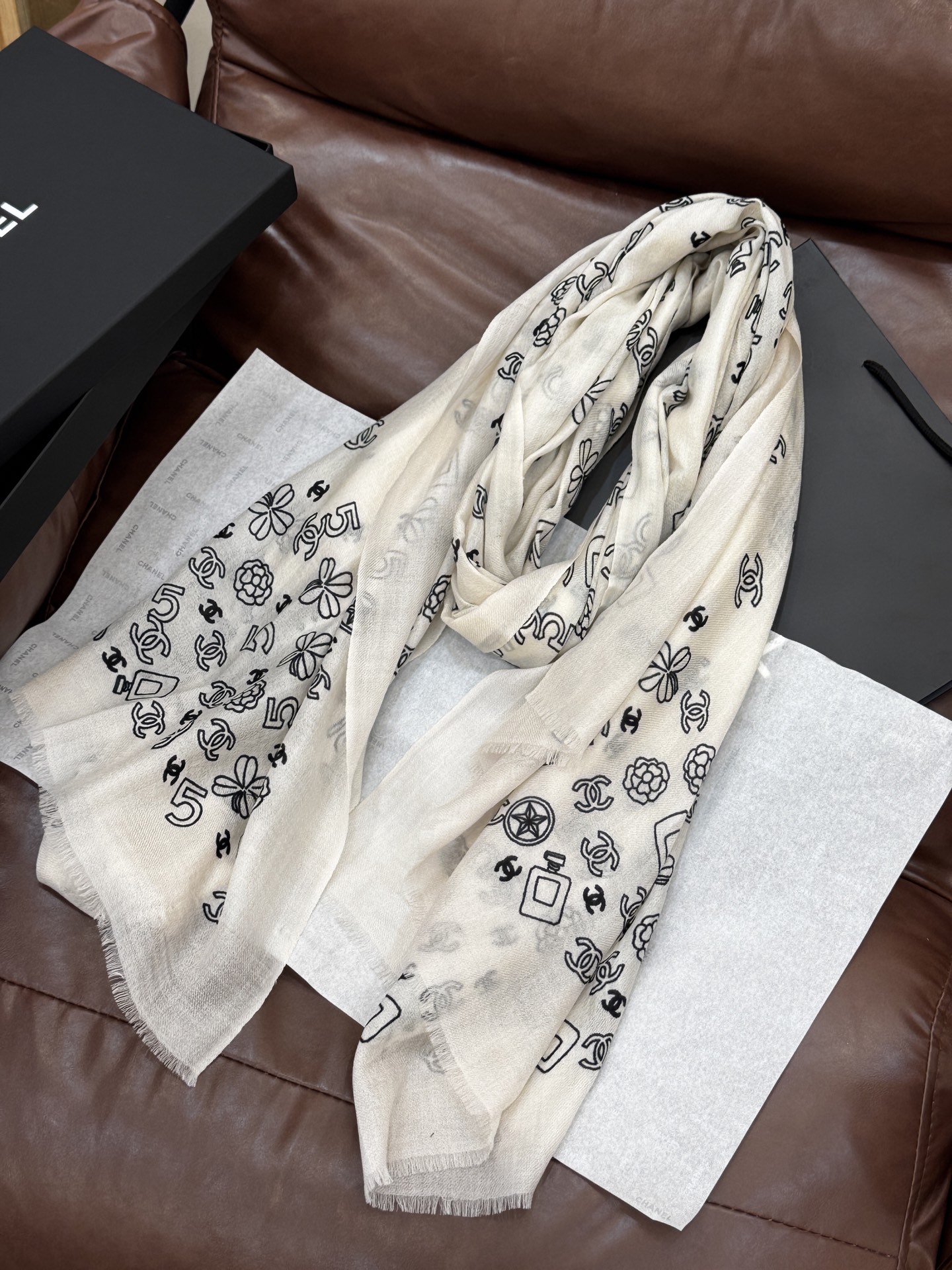  💟CHANEL香奈儿经典元素设计优雅大方，绕在颈间超级完美💋💋简直人间的尤物😍 专柜品质玫瑰长巾100