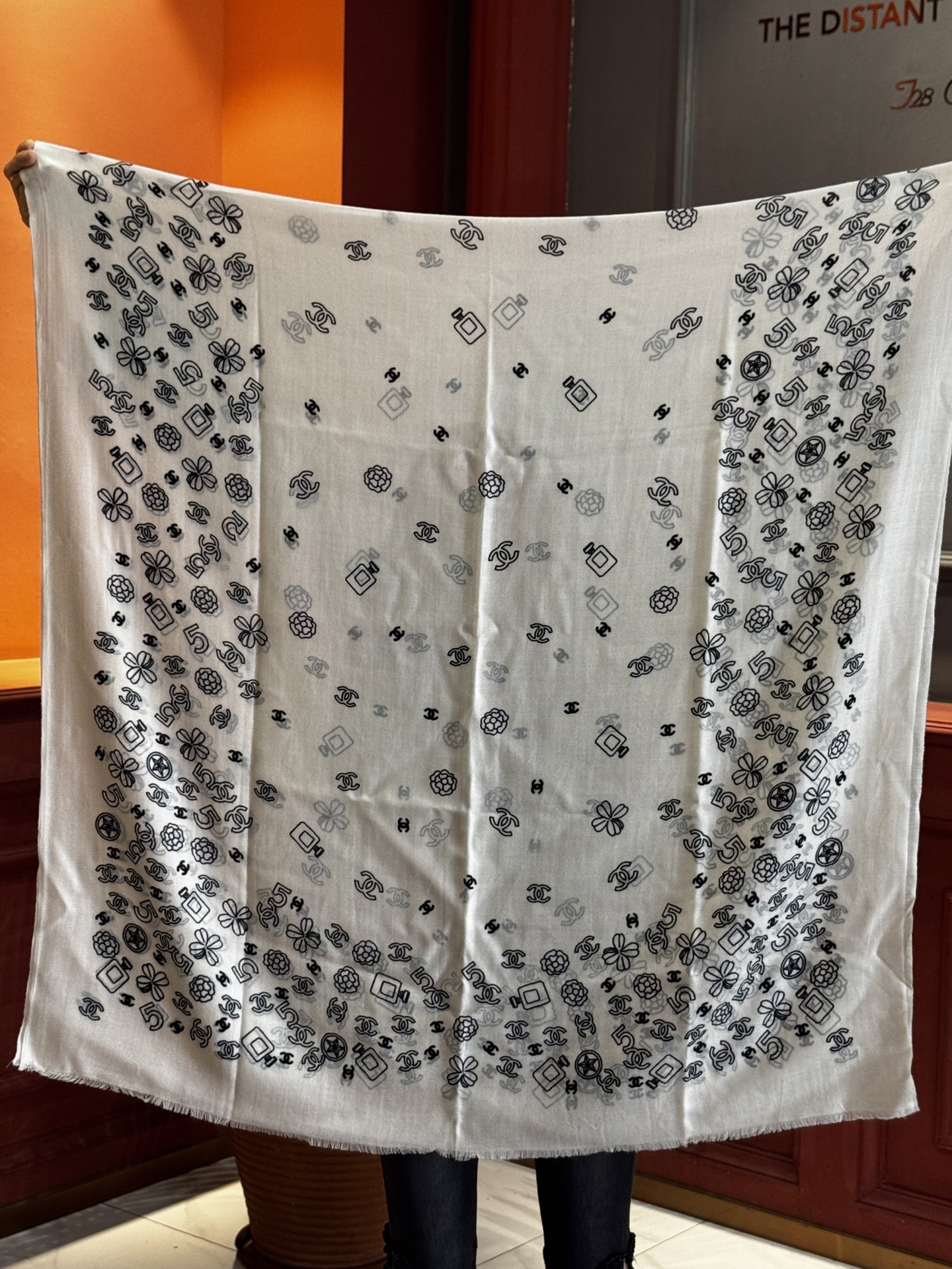  💟CHANEL香奈儿经典元素设计优雅大方，绕在颈间超级完美💋💋简直人间的尤物😍 专柜品质玫瑰长巾100