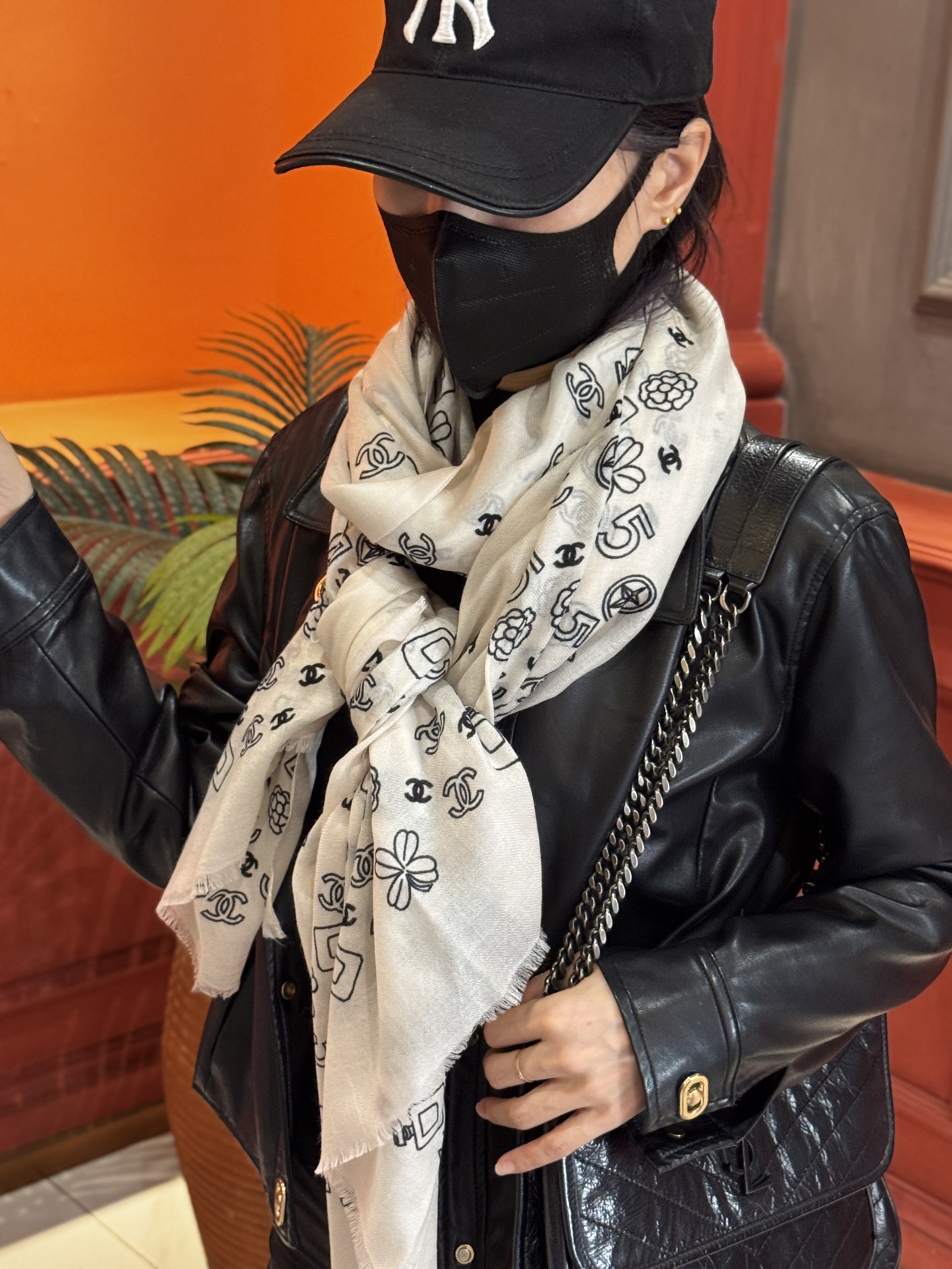  💟CHANEL香奈儿经典元素设计优雅大方，绕在颈间超级完美💋💋简直人间的尤物😍 专柜品质玫瑰长巾100