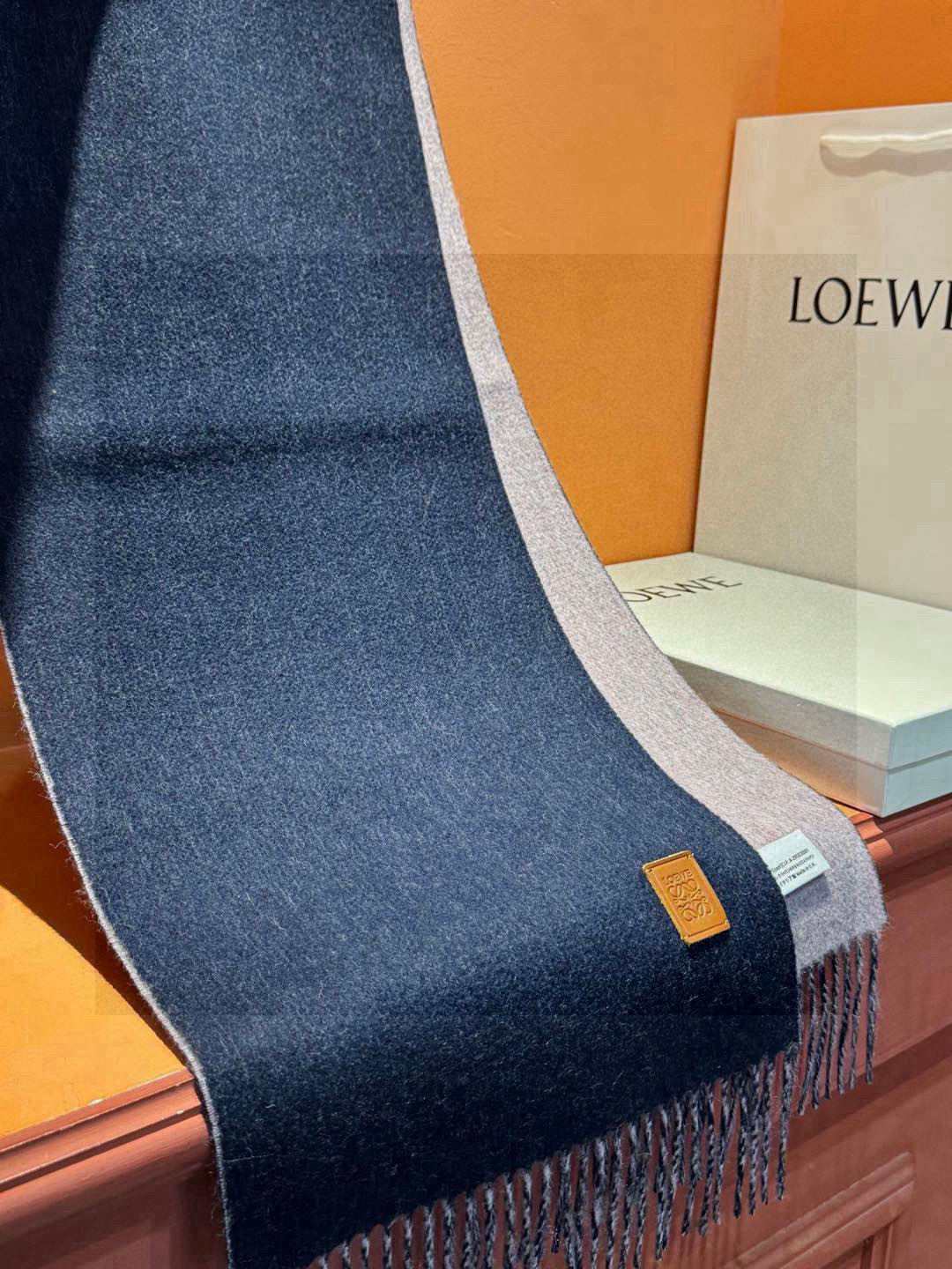  ✨✨太美了😍罗意威 情侣款 美到要尖叫😱专柜最新款🎊英伦欧美范儿 又是一款即时尚又实用的大围巾&长巾，