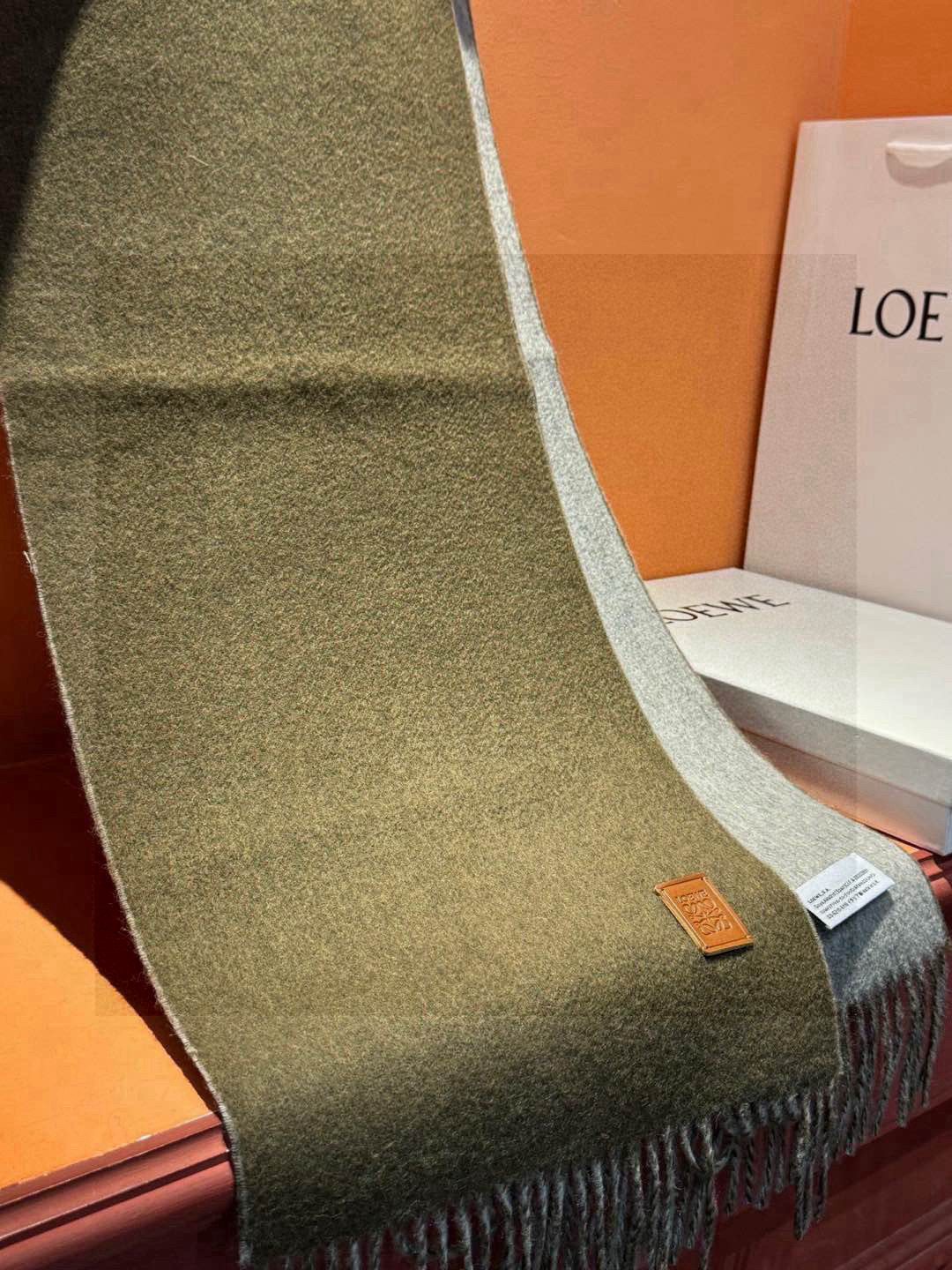  ✨✨太美了😍罗意威 情侣款 美到要尖叫😱专柜最新款🎊英伦欧美范儿 又是一款即时尚又实用的大围巾&长巾，