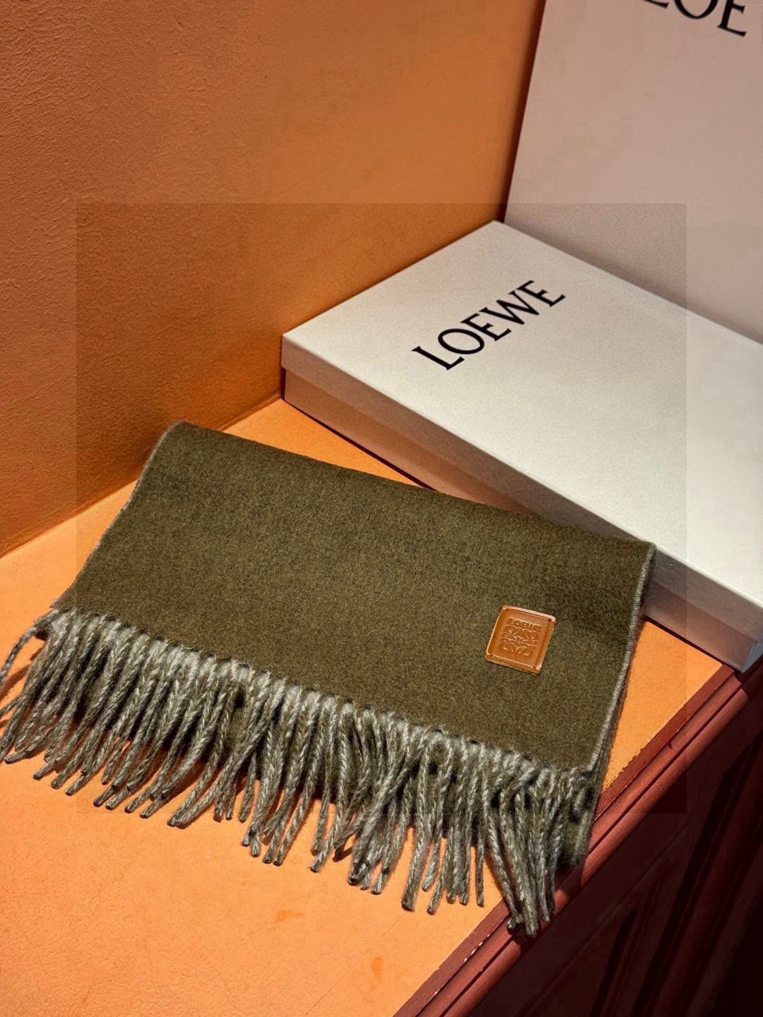  ✨✨太美了😍罗意威 情侣款 美到要尖叫😱专柜最新款🎊英伦欧美范儿 又是一款即时尚又实用的大围巾&长巾，