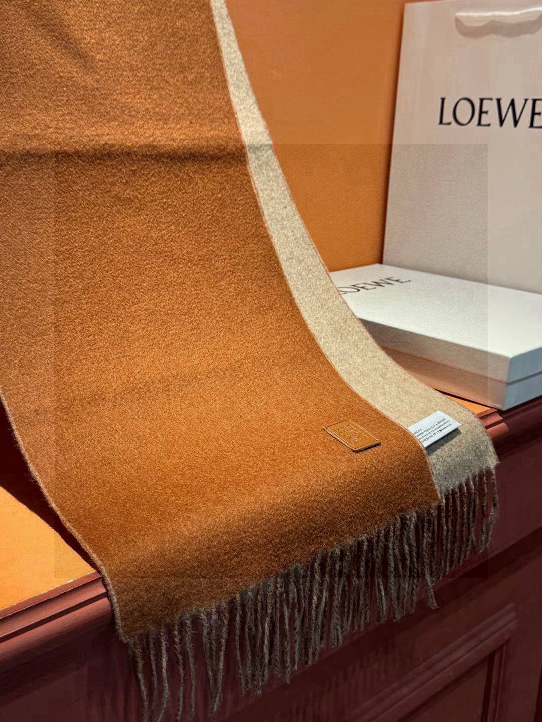  ✨✨太美了😍罗意威 情侣款 美到要尖叫😱专柜最新款🎊英伦欧美范儿 又是一款即时尚又实用的大围巾&长巾，