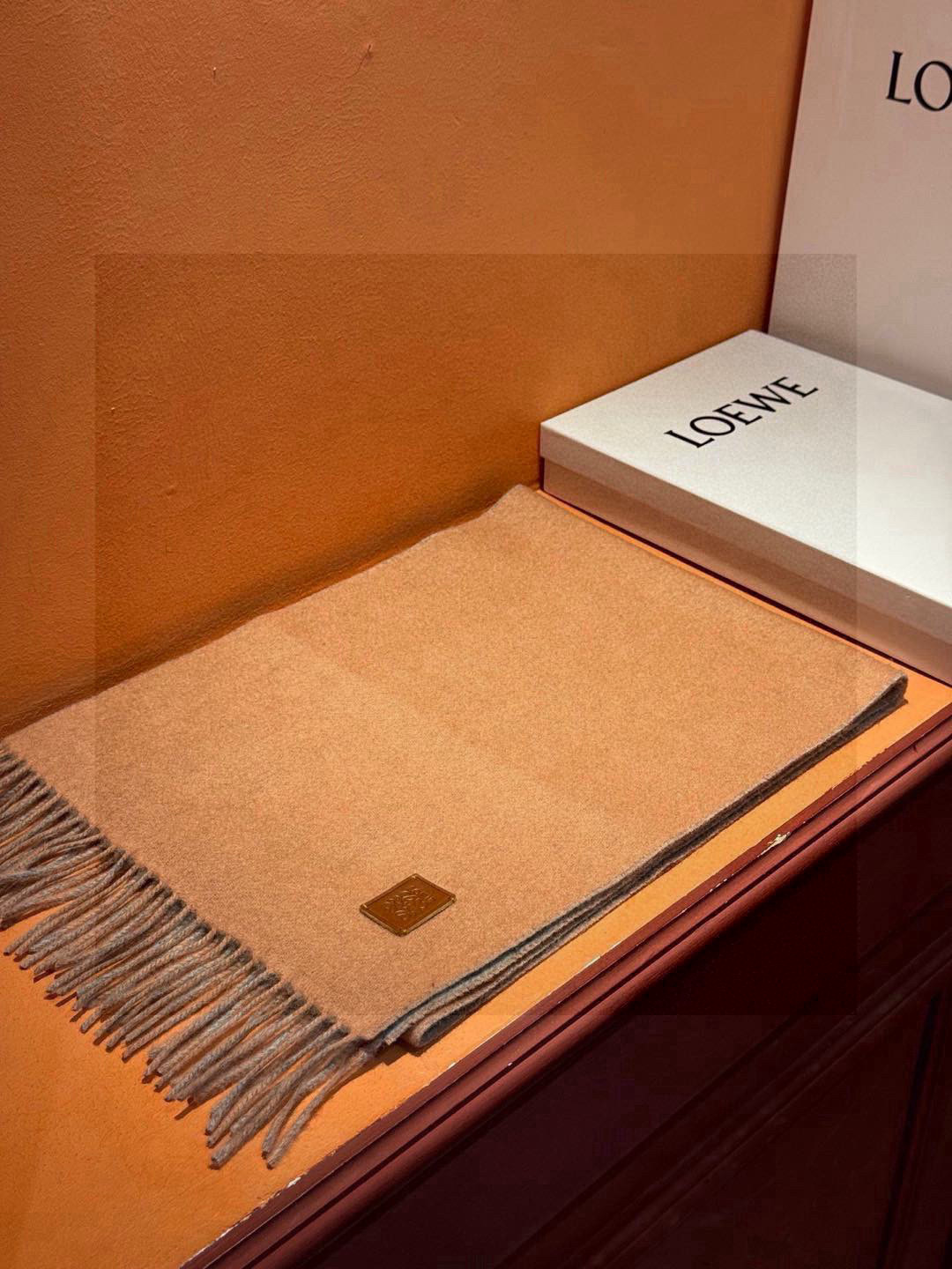  ✨✨太美了😍罗意威 情侣款 美到要尖叫😱专柜最新款🎊英伦欧美范儿 又是一款即时尚又实用的大围巾&长巾，