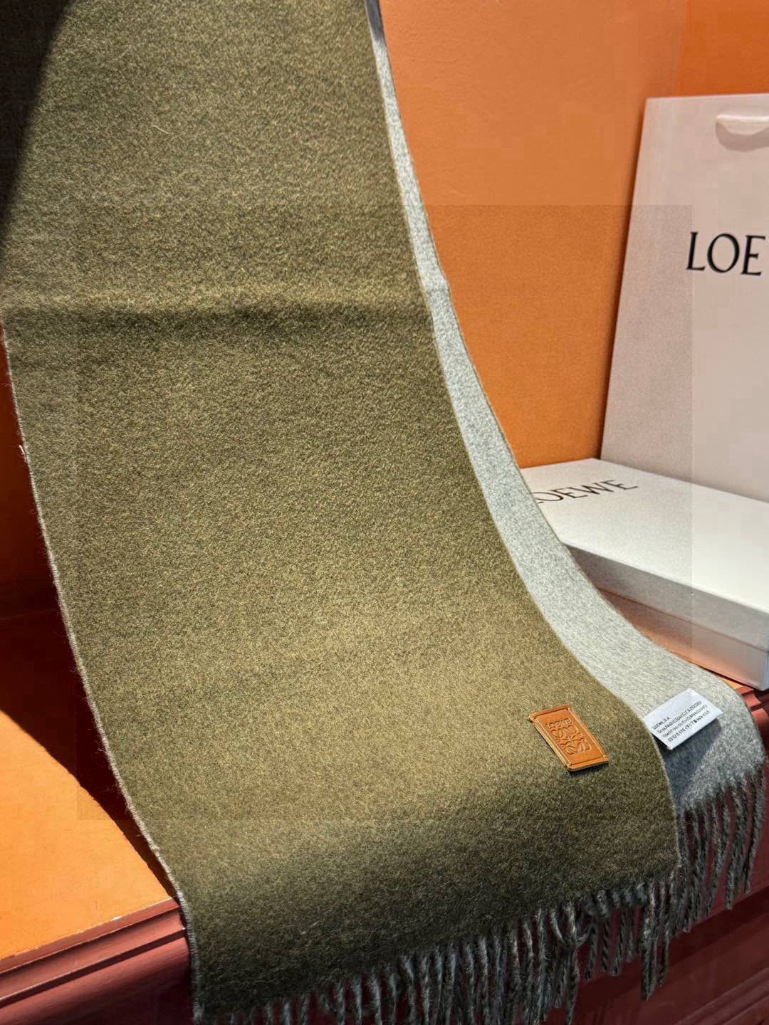  ✨✨太美了😍罗意威 情侣款 美到要尖叫😱专柜最新款🎊英伦欧美范儿 又是一款即时尚又实用的大围巾&长巾，