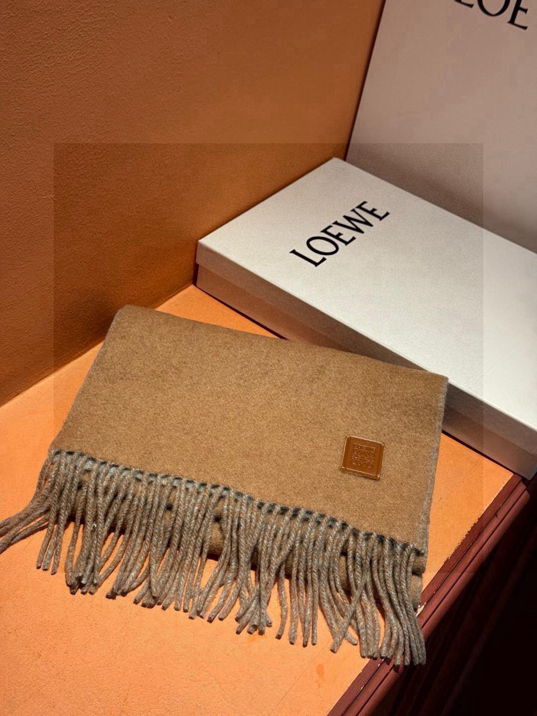  ✨✨太美了😍罗意威 情侣款 美到要尖叫😱专柜最新款🎊英伦欧美范儿 又是一款即时尚又实用的大围巾&长巾，