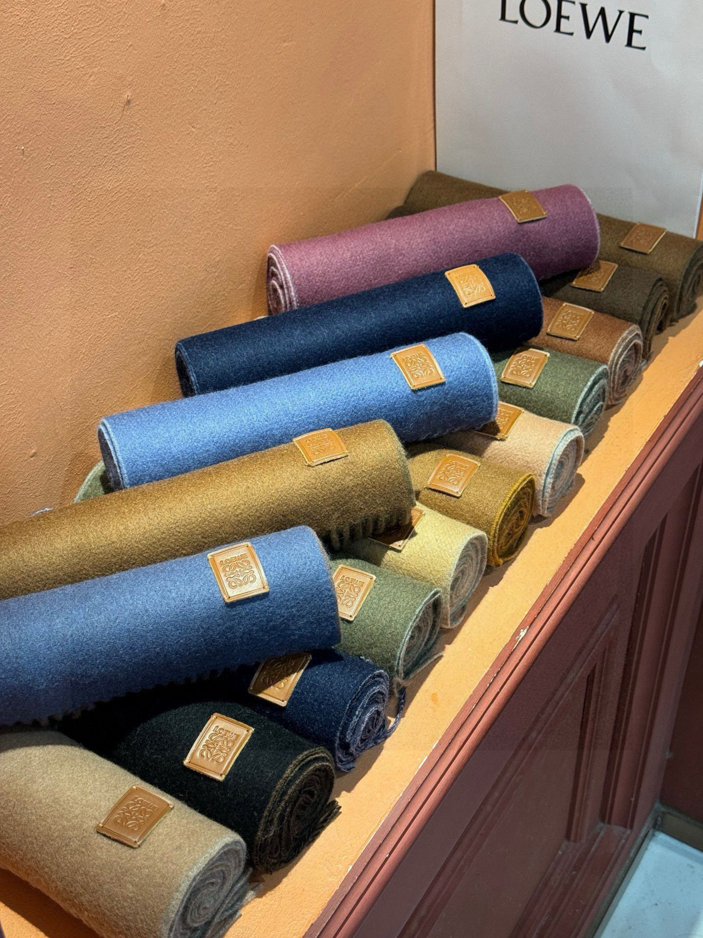  ✨✨太美了😍罗意威 情侣款 美到要尖叫😱专柜最新款🎊英伦欧美范儿 又是一款即时尚又实用的大围巾&长巾，