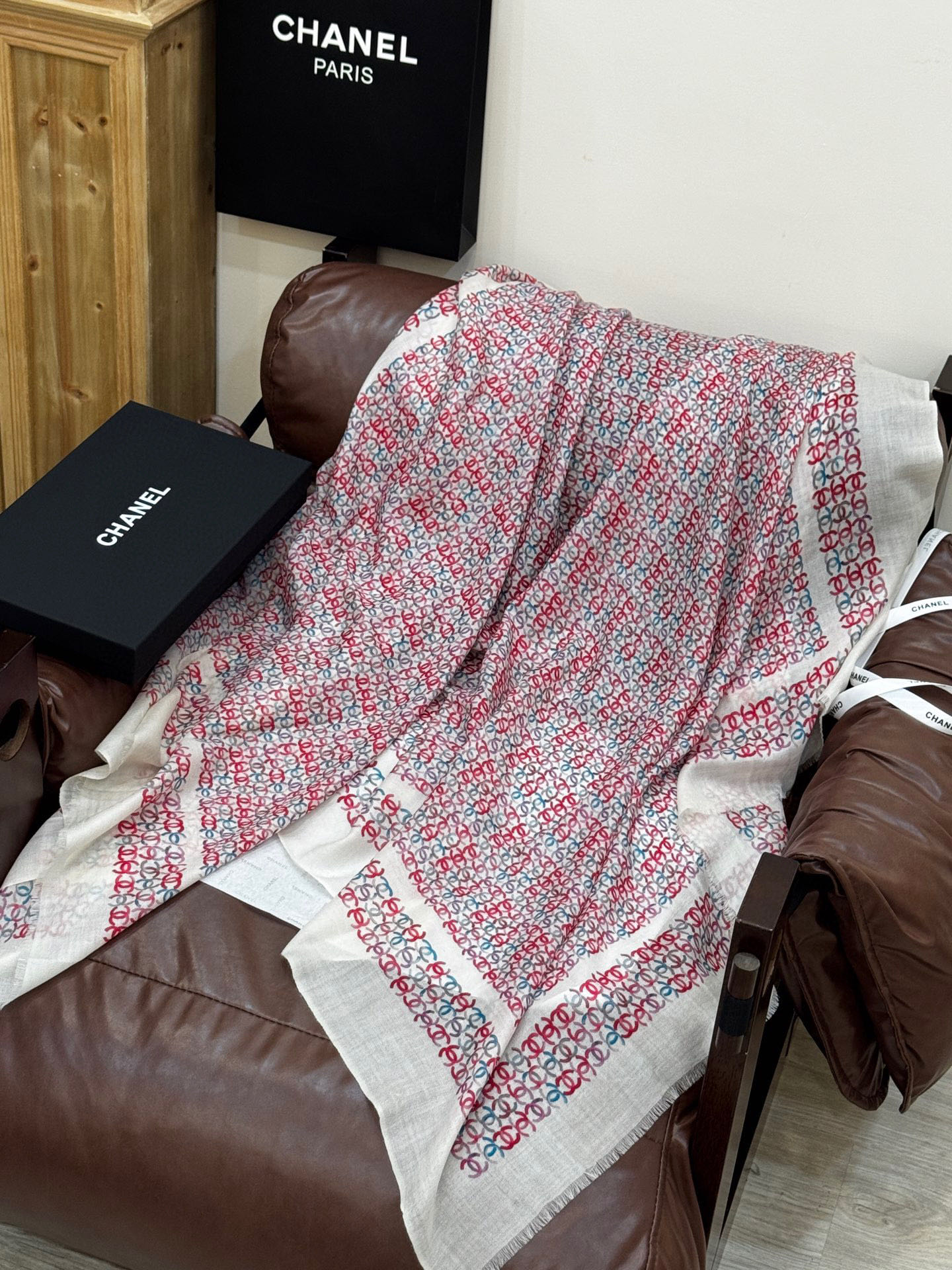  💟2025年秋冬新款 💟CHANEL香奈儿经典元素设计优雅大方，绕在颈间超级完美💋💋简直人间的尤物😍 