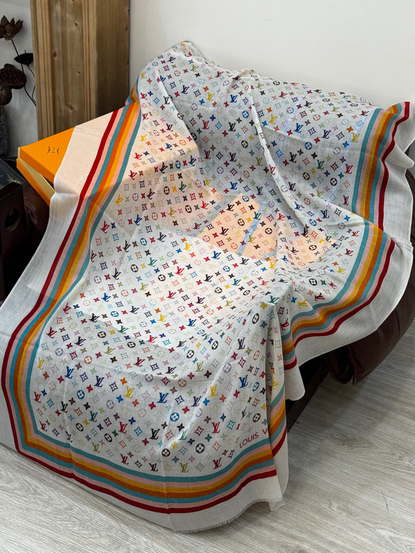  💟25年Iv最火的村上隆三彩羊绒长巾出货了！也可做装裱画，绝美无比，尽显时尚高端大气奢华风格！年度最佳