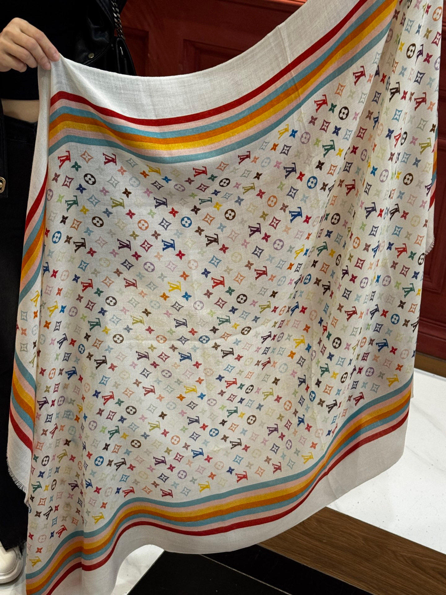  💟25年Iv最火的村上隆三彩羊绒长巾出货了！也可做装裱画，绝美无比，尽显时尚高端大气奢华风格！年度最佳