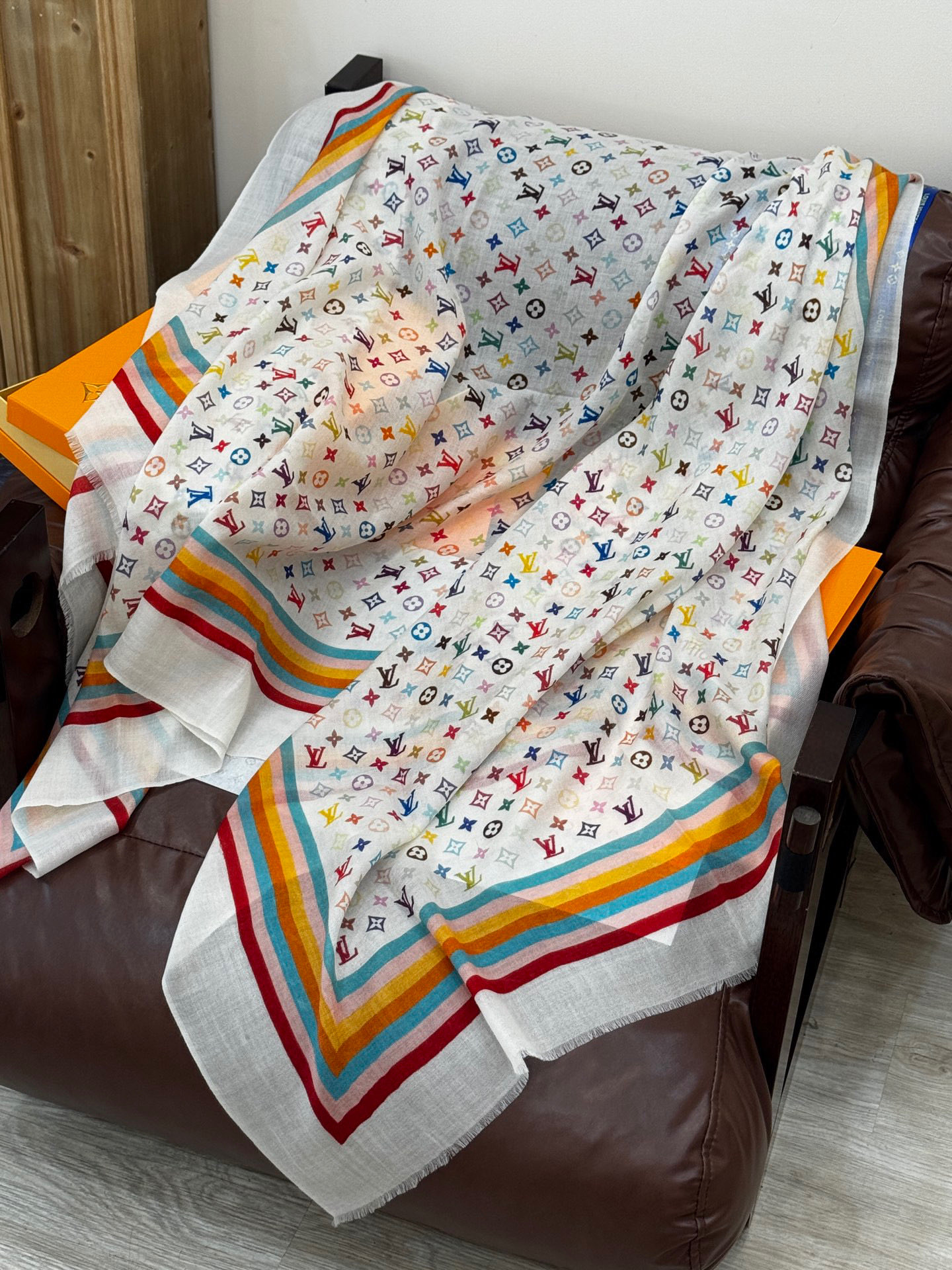  💟25年Iv最火的村上隆三彩羊绒长巾出货了！也可做装裱画，绝美无比，尽显时尚高端大气奢华风格！年度最佳