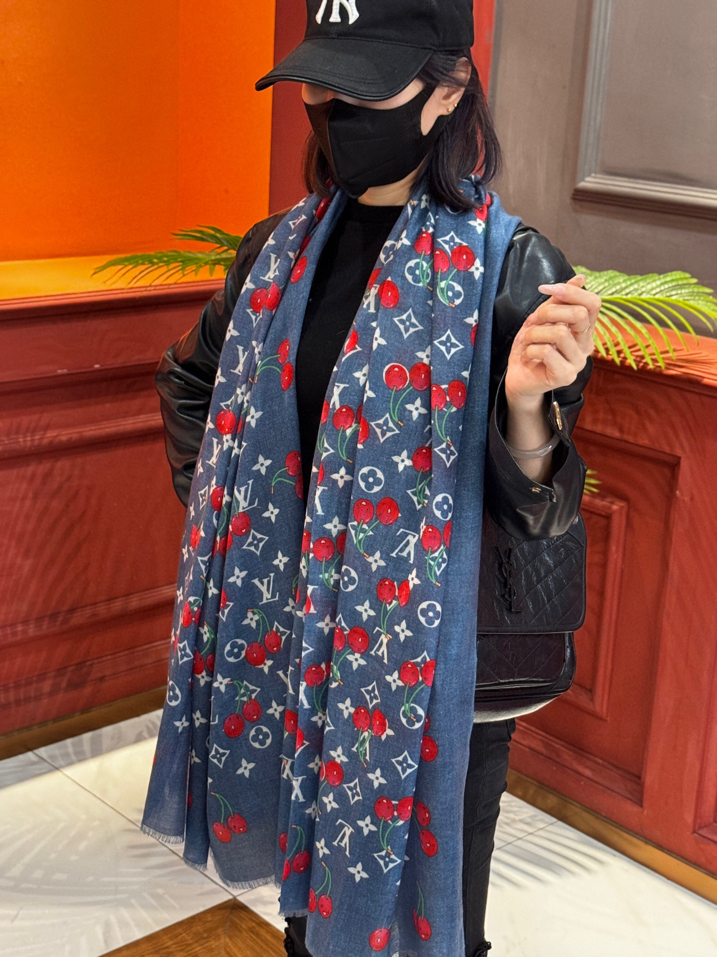  上新💕 。新款樱桃LV羊绒方巾 
LV x TM Monogram Cerise 出自路易威登 x 村