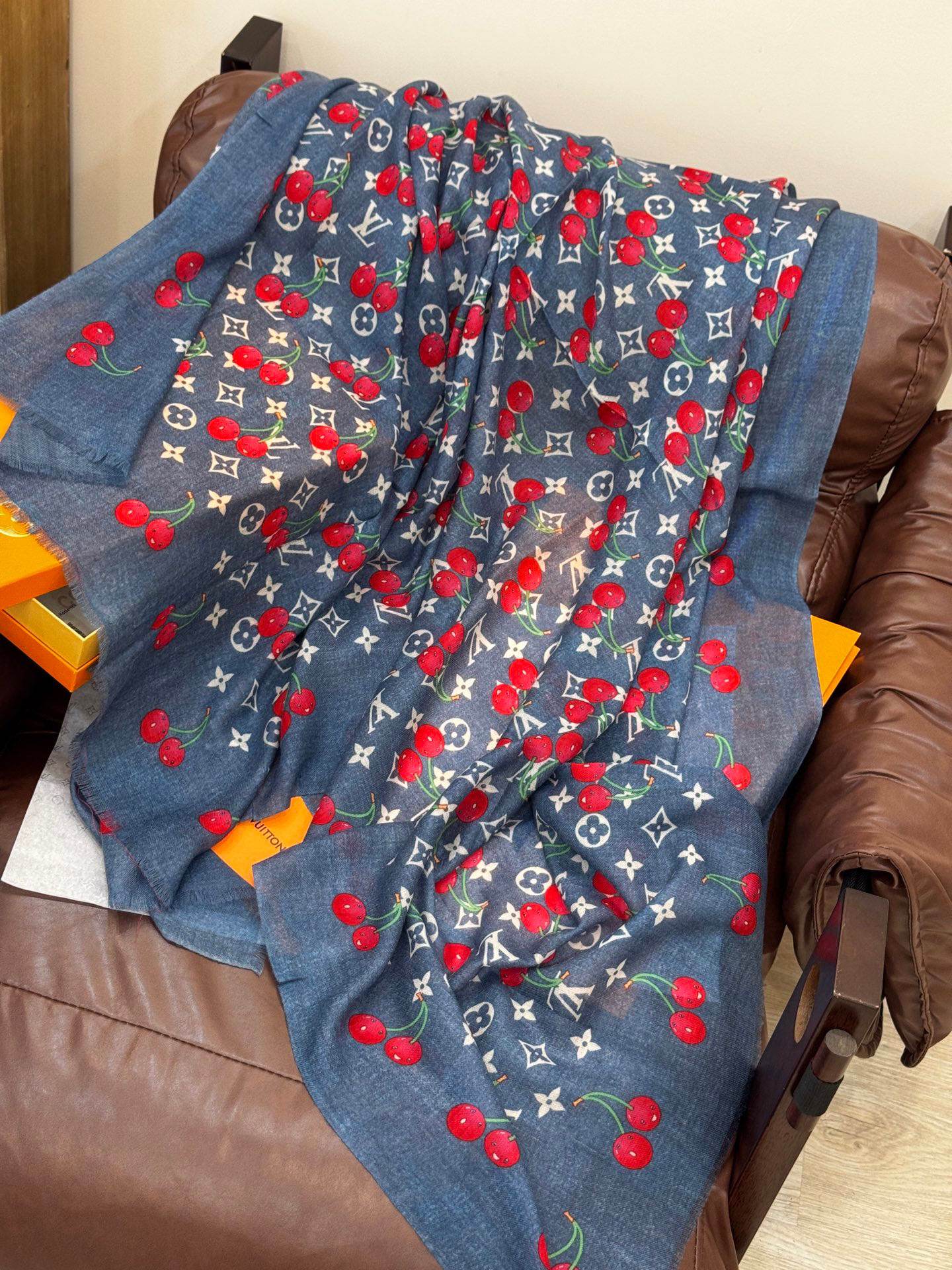  上新💕 。新款樱桃LV羊绒方巾 
LV x TM Monogram Cerise 出自路易威登 x 村