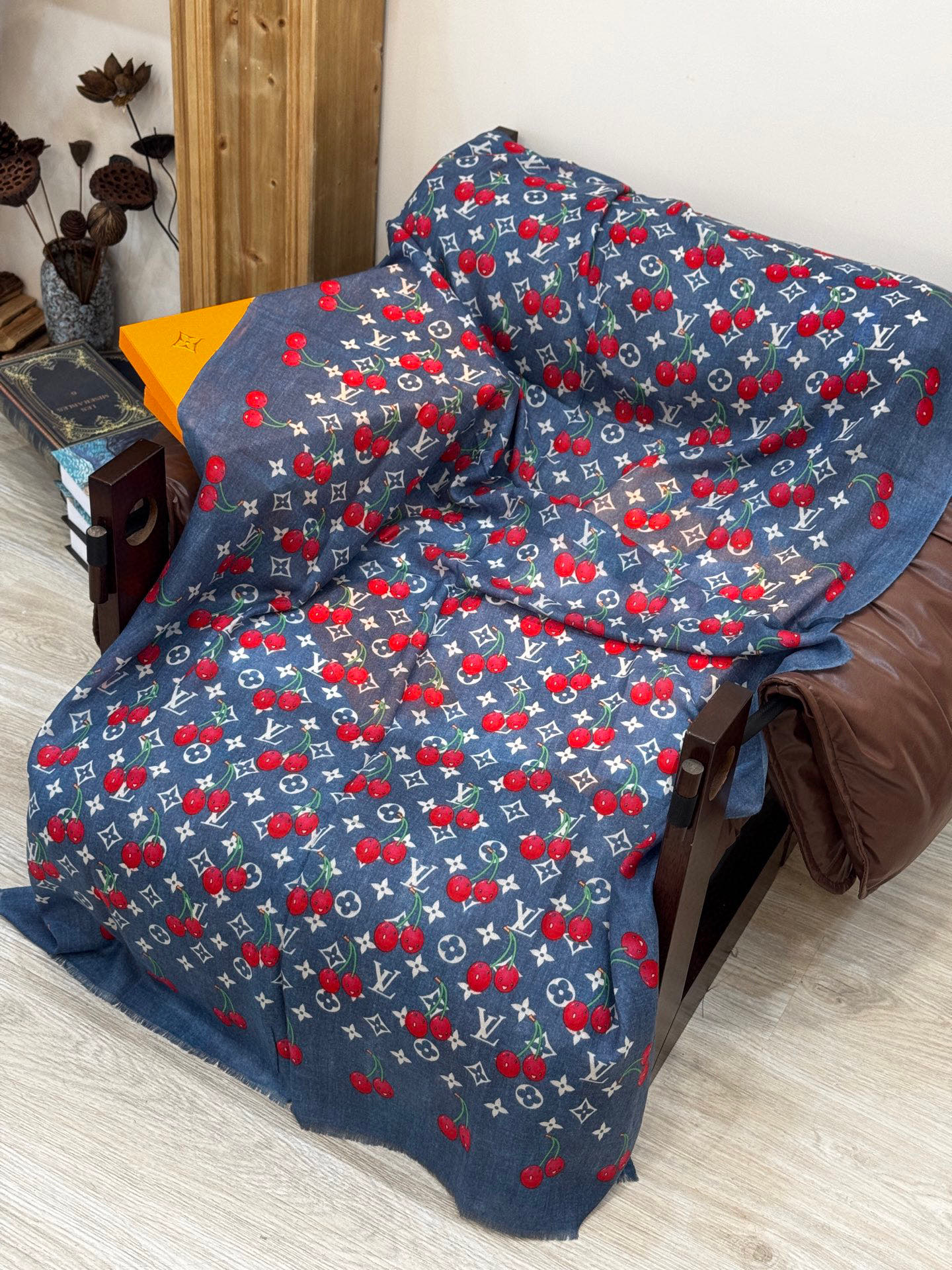  上新💕 。新款樱桃LV羊绒方巾 
LV x TM Monogram Cerise 出自路易威登 x 村