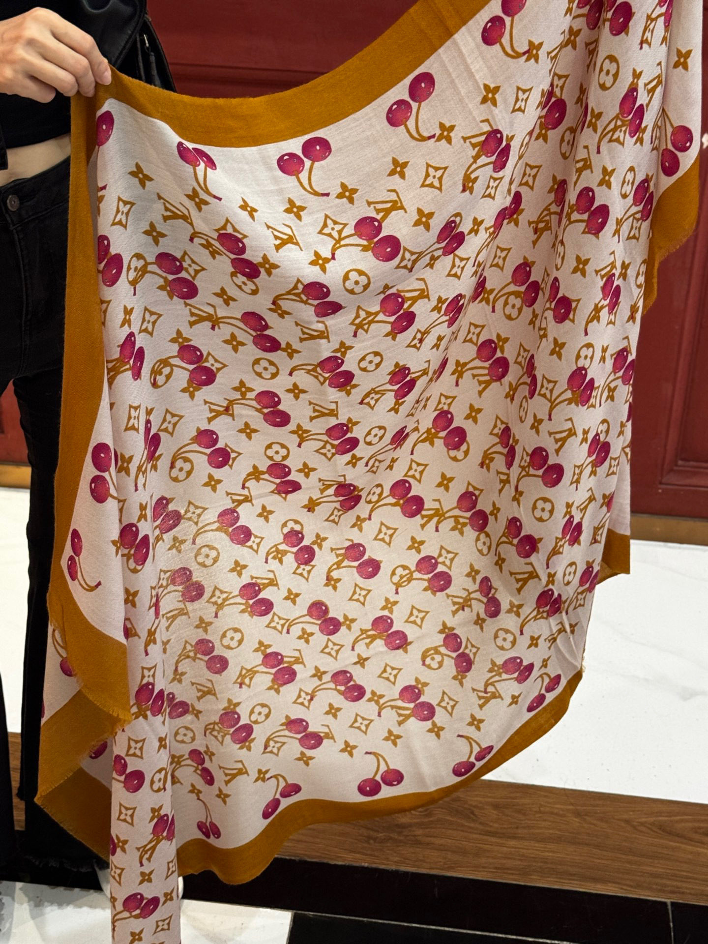  上新💕 。新款樱桃LV羊绒方巾 
LV x TM Monogram Cerise 出自路易威登 x 村