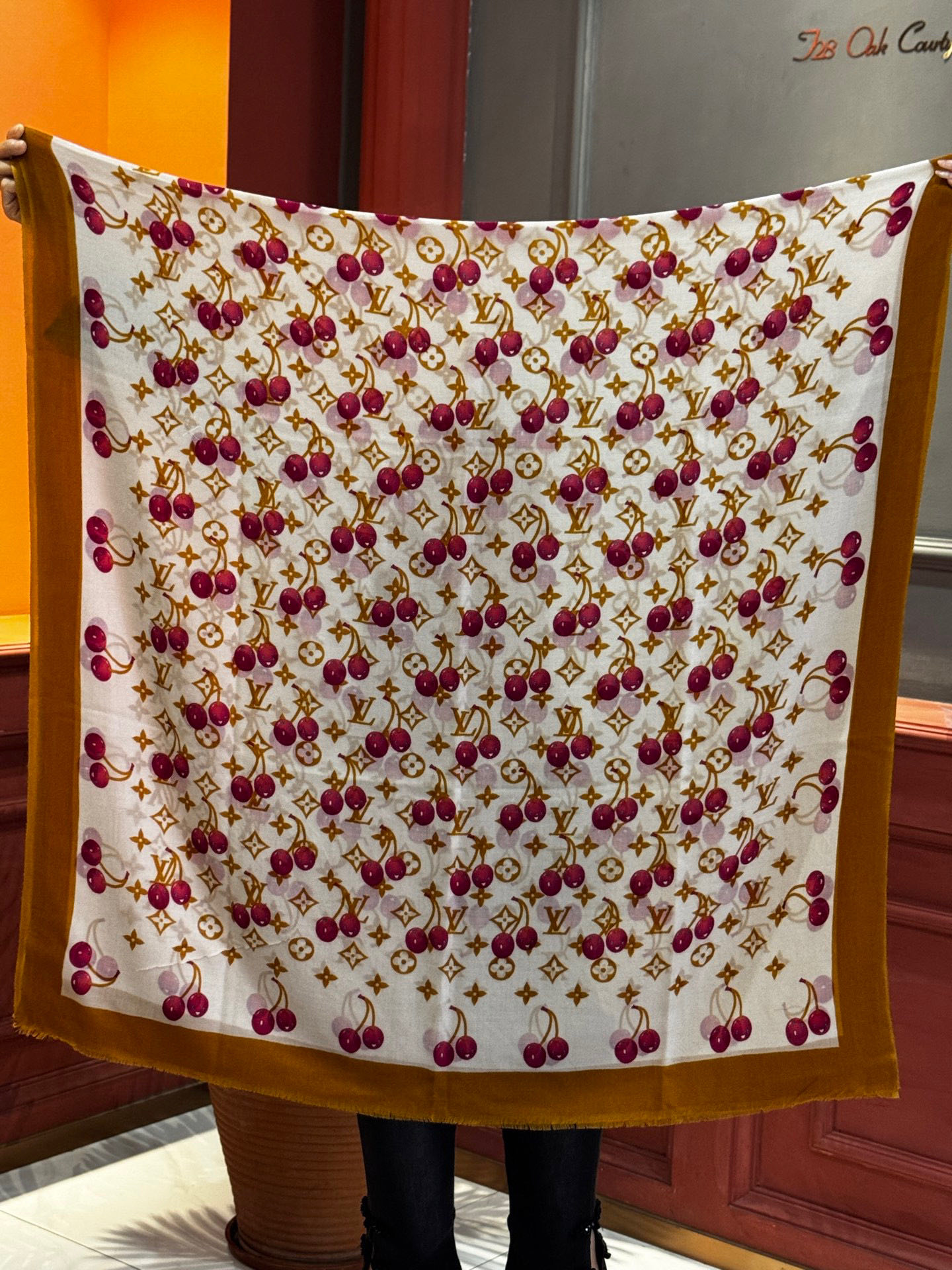  上新💕 。新款樱桃LV羊绒方巾 
LV x TM Monogram Cerise 出自路易威登 x 村