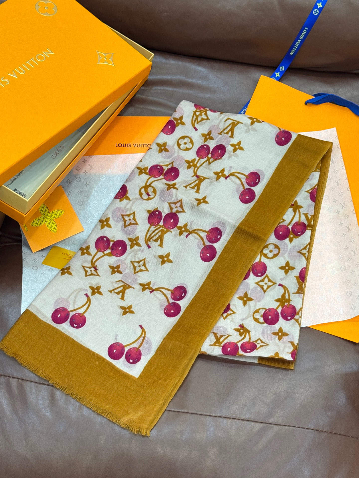  上新💕 。新款樱桃LV羊绒方巾 
LV x TM Monogram Cerise 出自路易威登 x 村