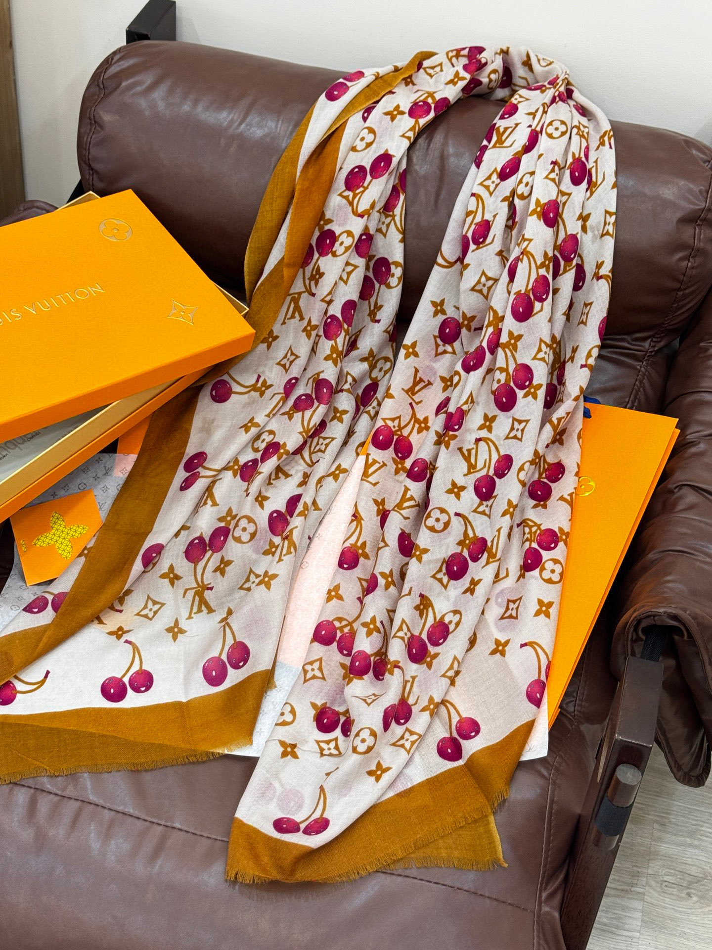  上新💕 。新款樱桃LV羊绒方巾 
LV x TM Monogram Cerise 出自路易威登 x 村