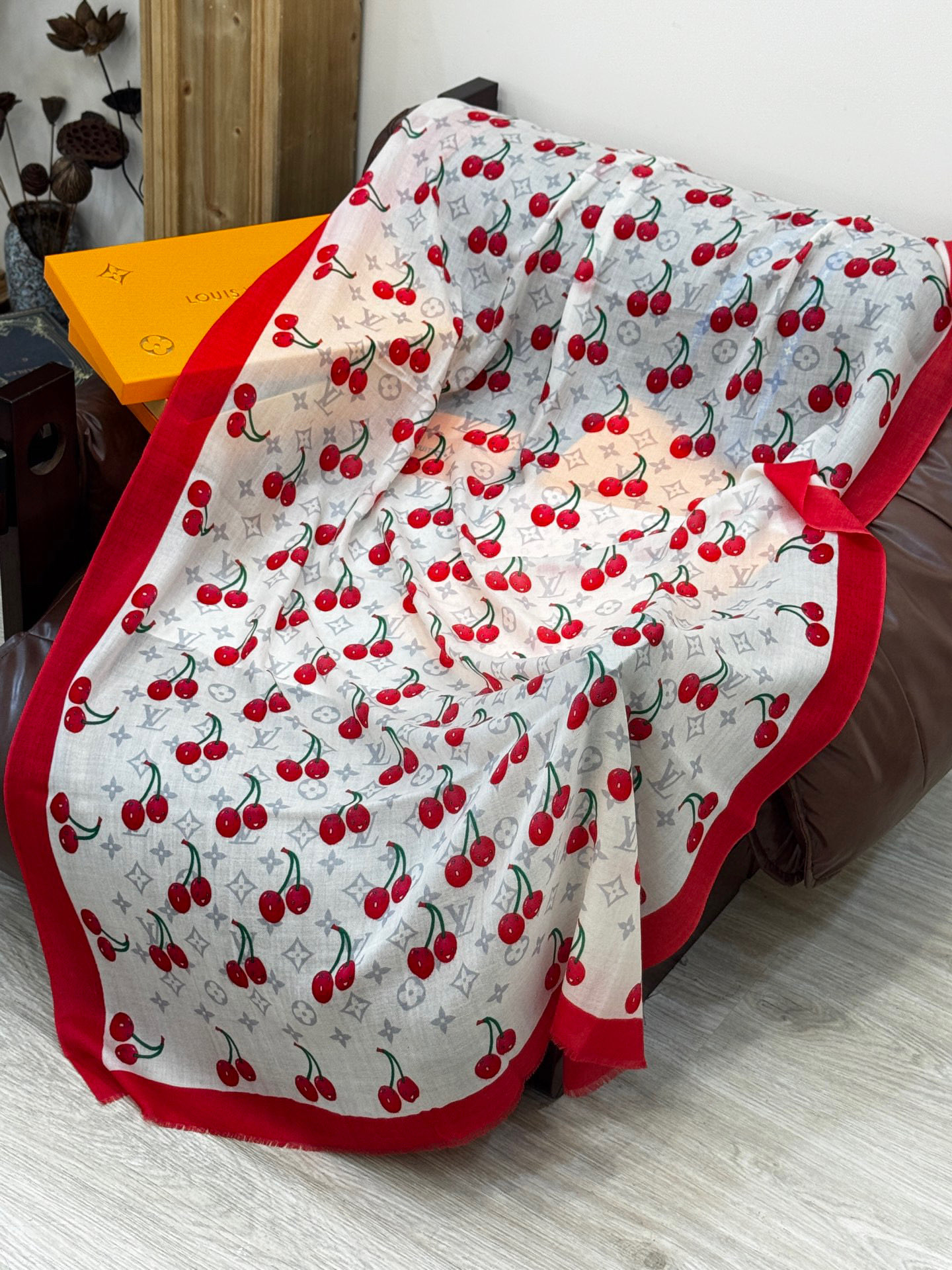  上新💕 。新款樱桃LV羊绒方巾 
LV x TM Monogram Cerise 出自路易威登 x 村