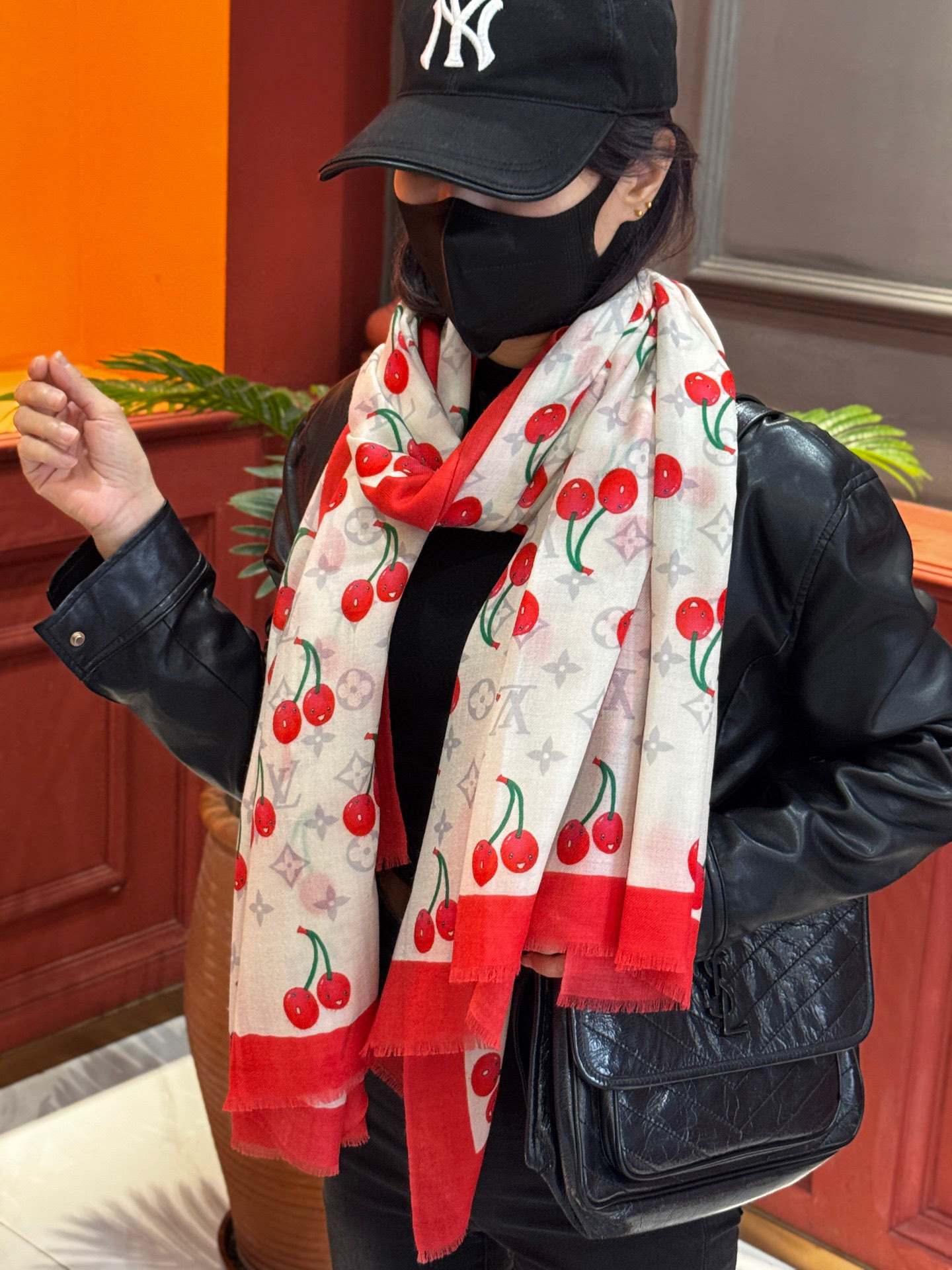  上新💕 。新款樱桃LV羊绒方巾 
LV x TM Monogram Cerise 出自路易威登 x 村
