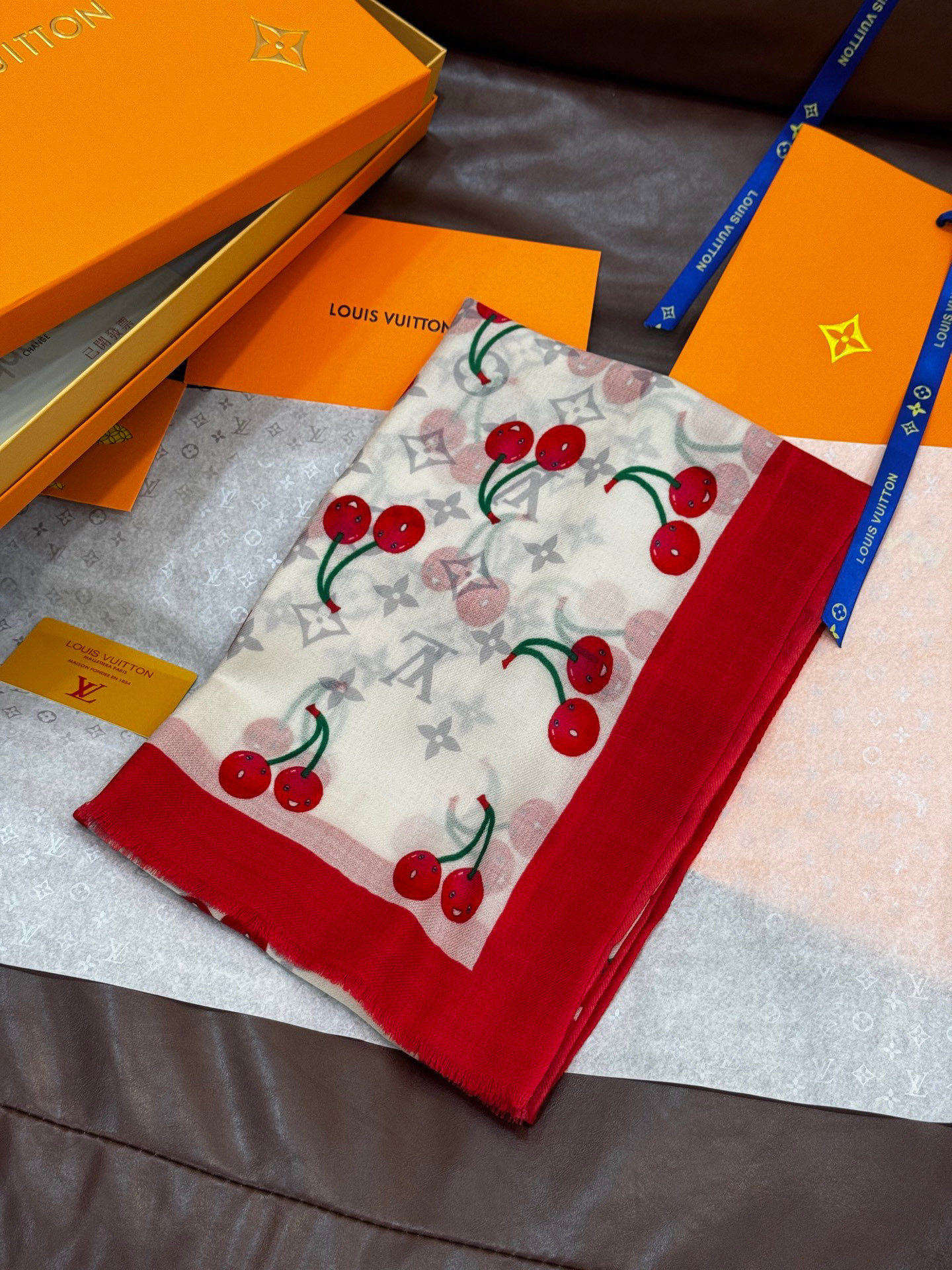  上新💕 。新款樱桃LV羊绒方巾 
LV x TM Monogram Cerise 出自路易威登 x 村