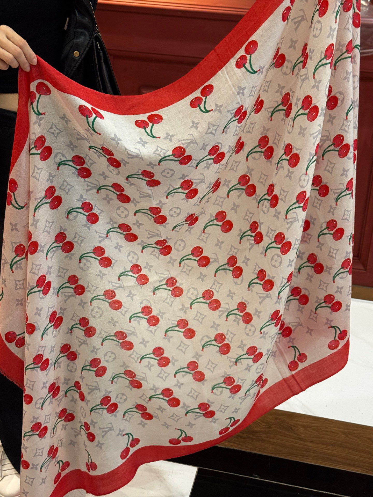  上新💕 。新款樱桃LV羊绒方巾 
LV x TM Monogram Cerise 出自路易威登 x 村