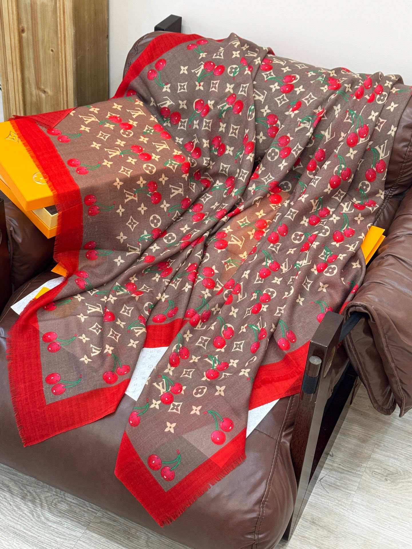  上新💕 。新款樱桃LV羊绒方巾 
LV x TM Monogram Cerise 出自路易威登 x 村