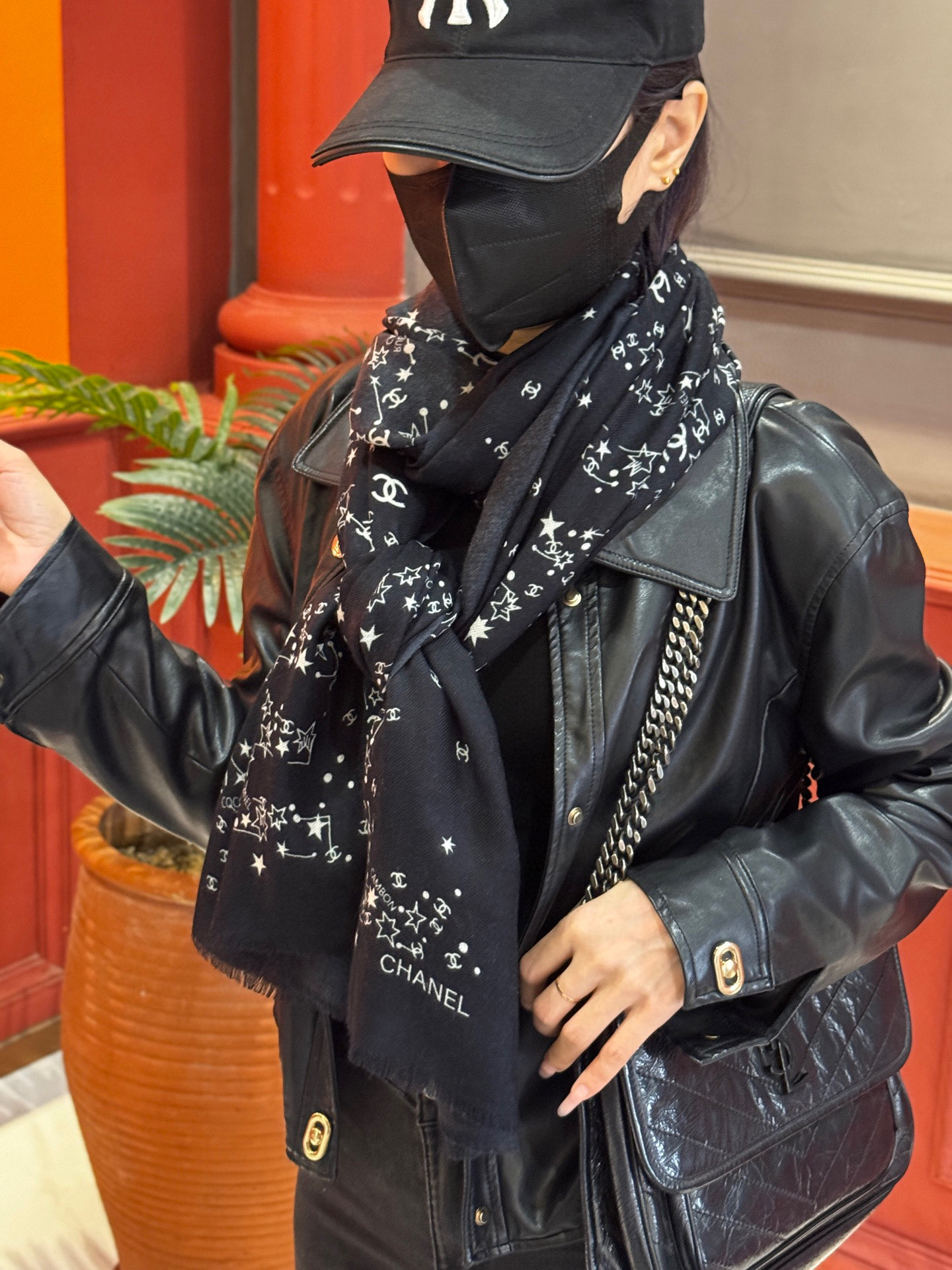  💟CHANEL香奈儿经典元素设计优雅大方，绕在颈间超级完美💋💋简直人间的尤物😍 专柜品质玫瑰长巾100