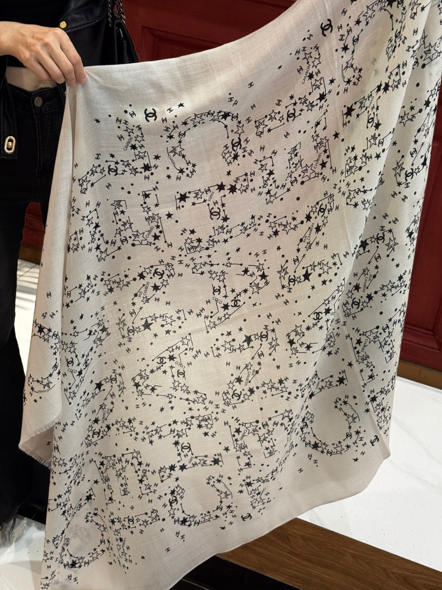  💟CHANEL香奈儿经典元素设计优雅大方，绕在颈间超级完美💋💋简直人间的尤物😍 专柜品质玫瑰长巾100