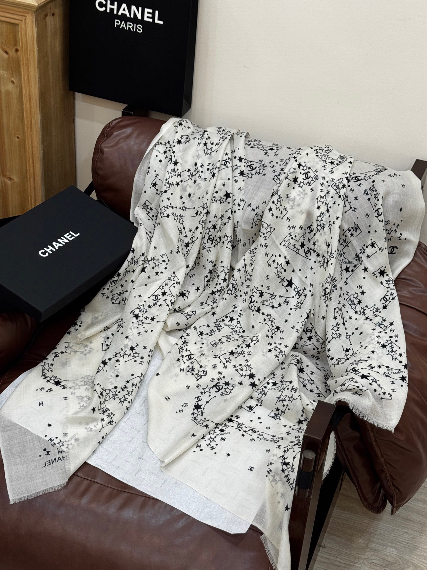  💟CHANEL香奈儿经典元素设计优雅大方，绕在颈间超级完美💋💋简直人间的尤物😍 专柜品质玫瑰长巾100