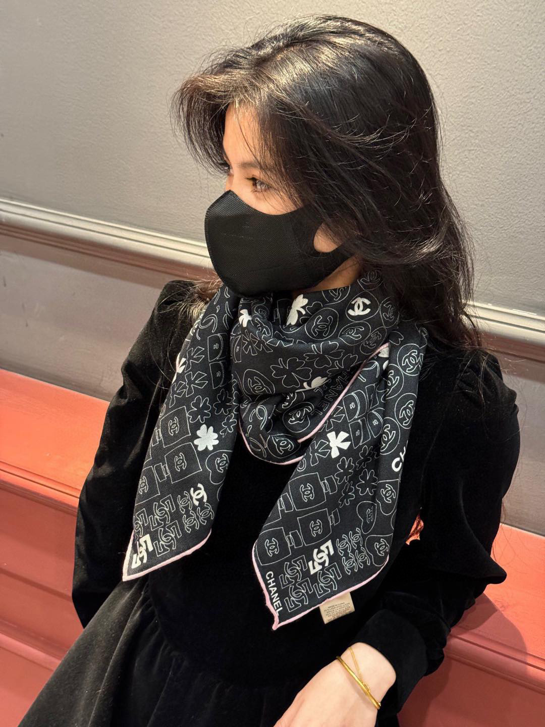   上新❤️
【2025Chanel】 
经典茶花优雅Coco风，Chanel最新菱格丝绒大方巾~气质到