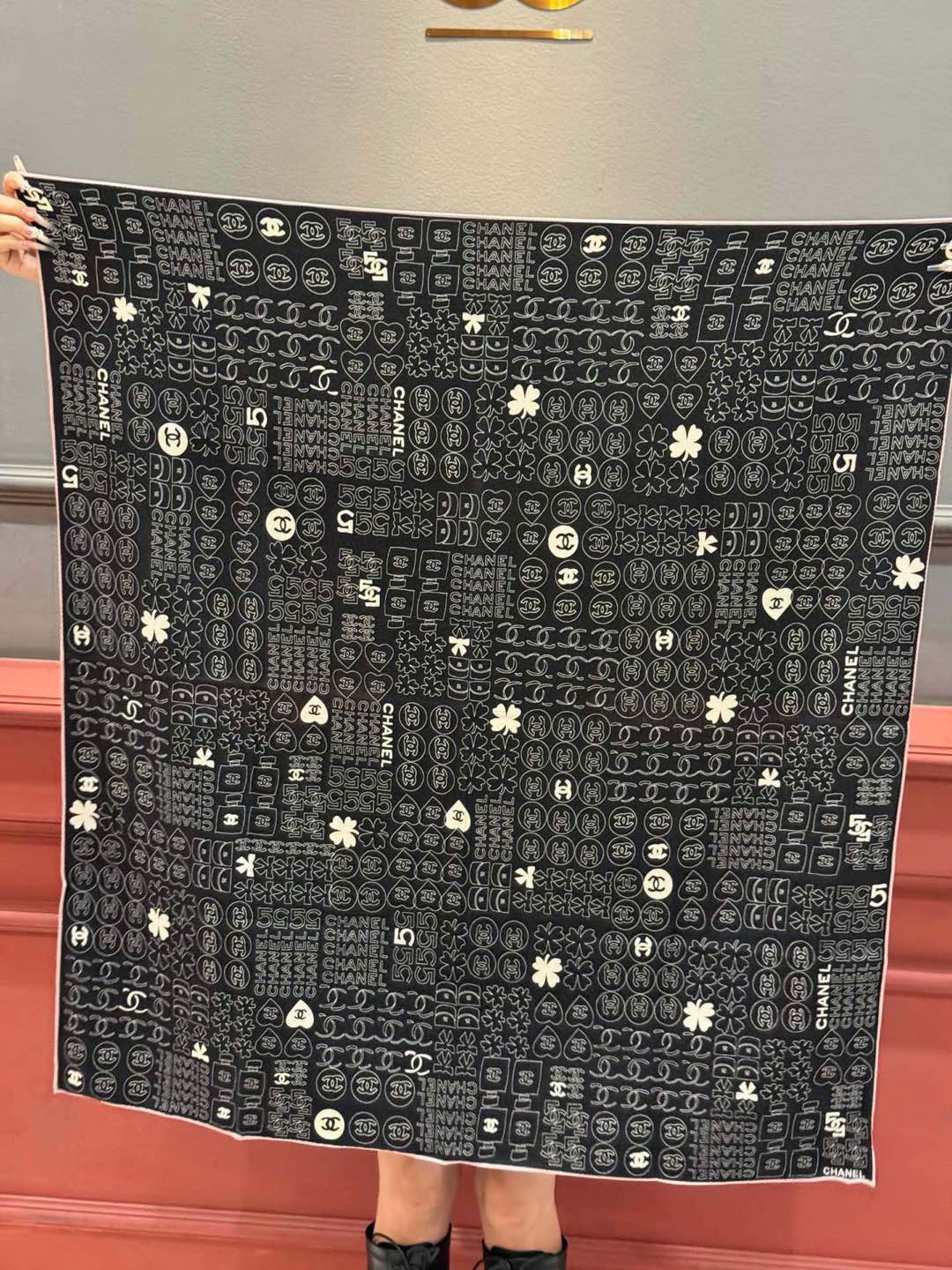   上新❤️
【2025Chanel】 
经典茶花优雅Coco风，Chanel最新菱格丝绒大方巾~气质到