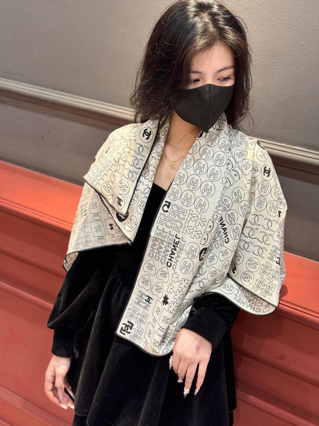   上新❤️
【2025Chanel】 
经典茶花优雅Coco风，Chanel最新菱格丝绒大方巾~气质到