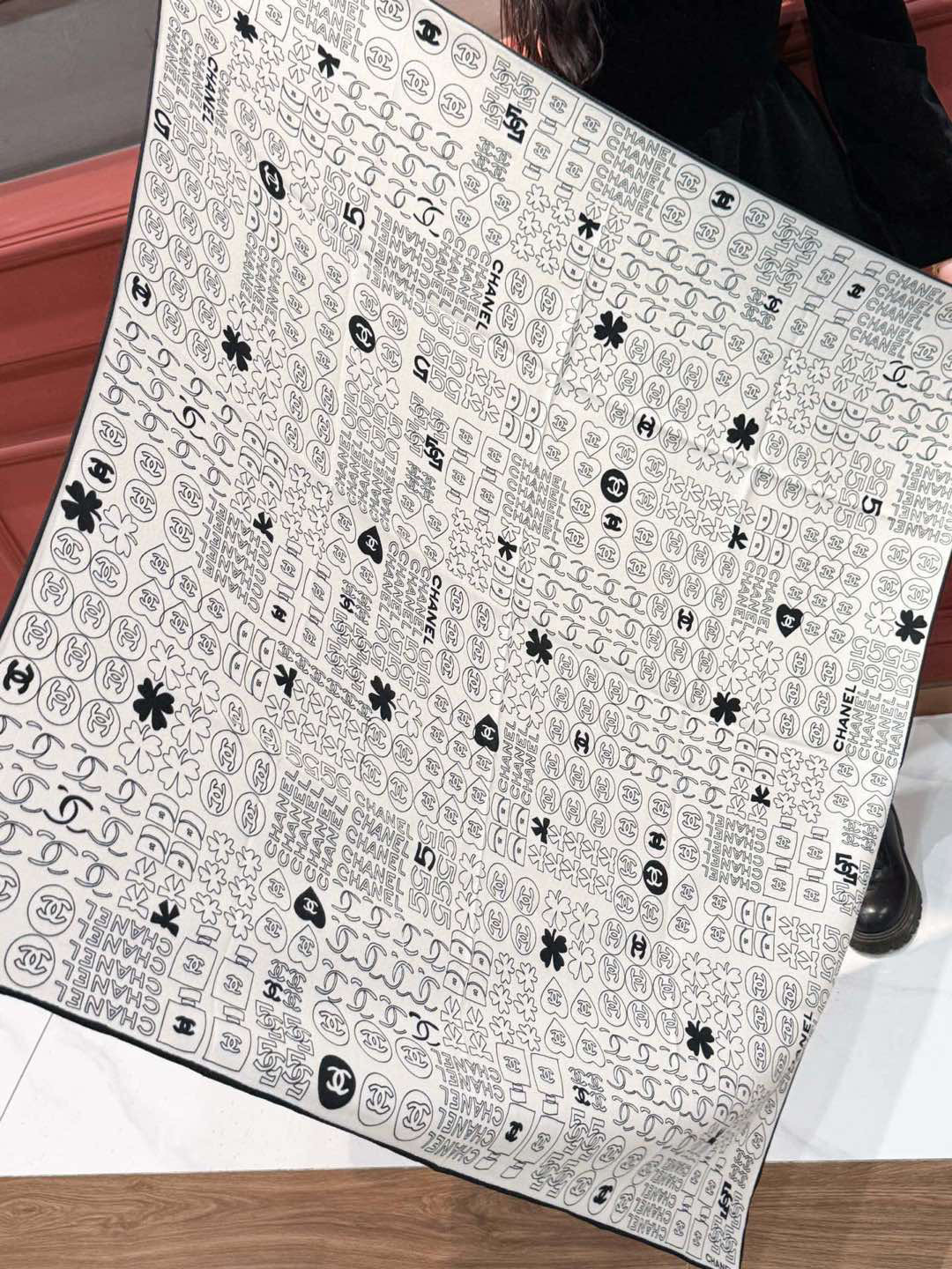   上新❤️
【2025Chanel】 
经典茶花优雅Coco风，Chanel最新菱格丝绒大方巾~气质到