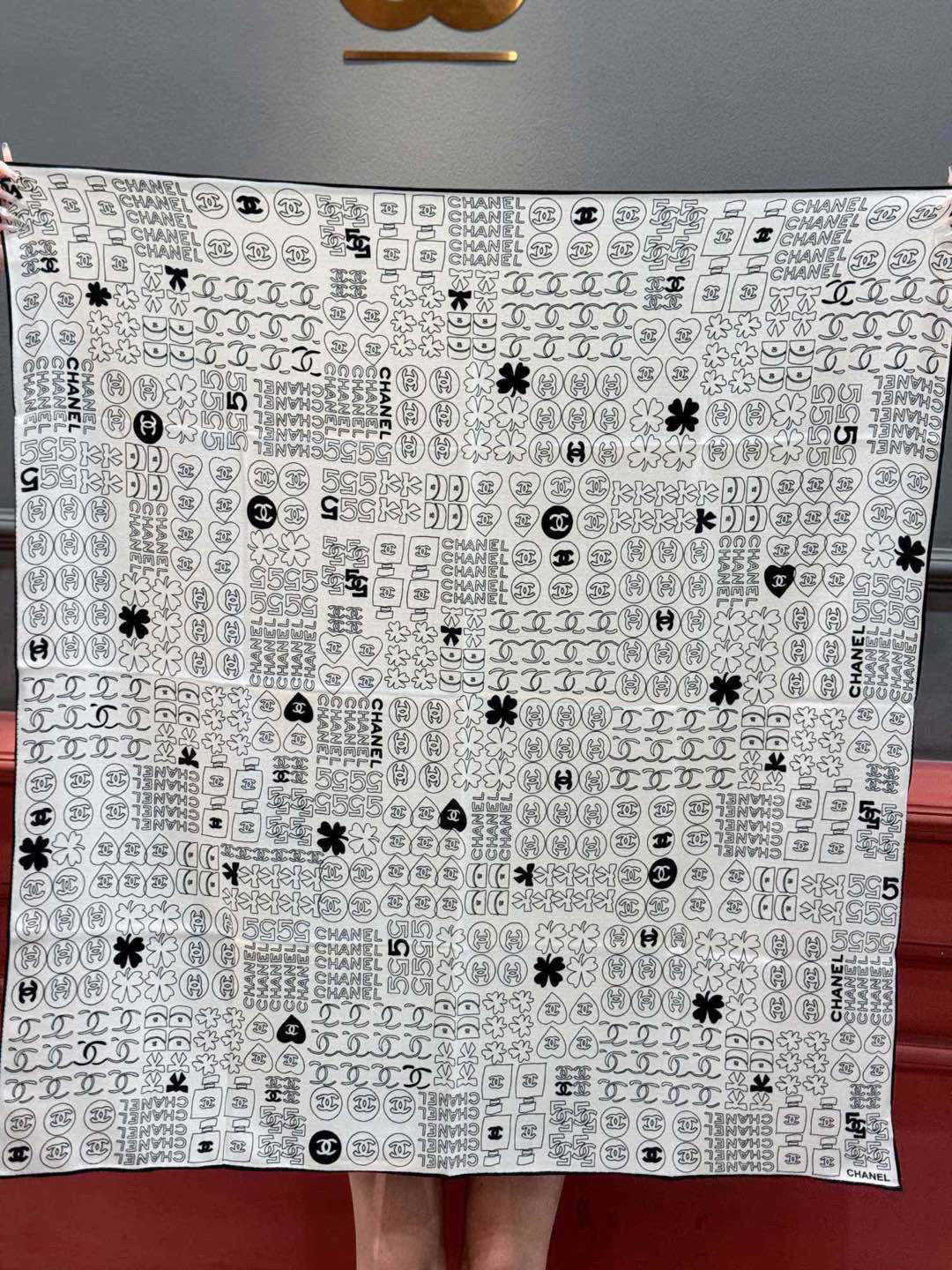   上新❤️
【2025Chanel】 
经典茶花优雅Coco风，Chanel最新菱格丝绒大方巾~气质到