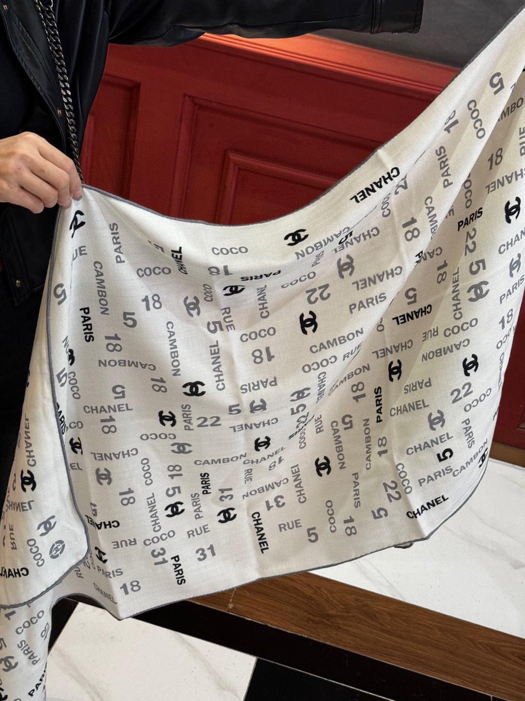   上新❤️
【Chanel】 
经典茶花优雅Coco风，Chanel最新菱格丝绒大方巾~气质到骨子里，